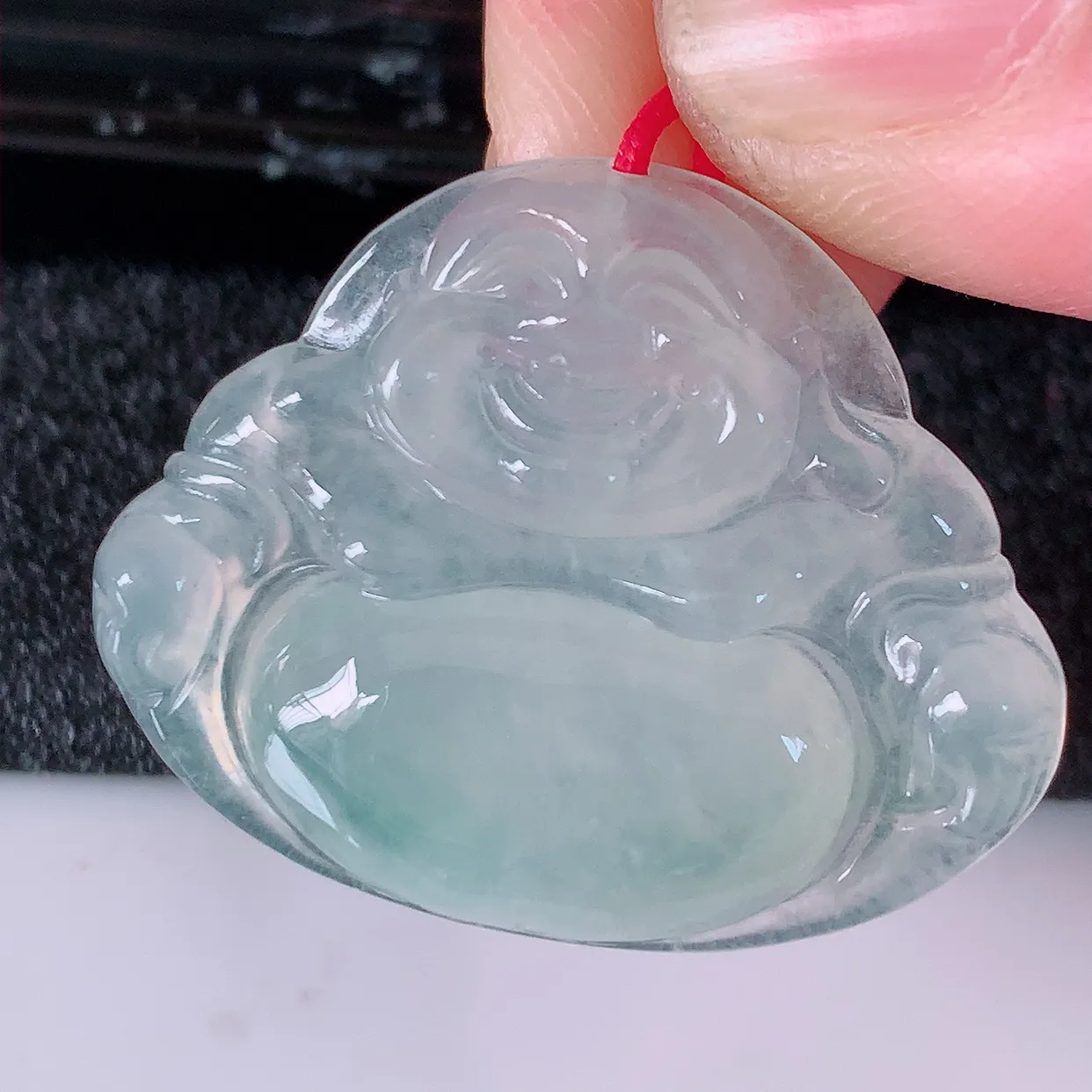 自然光实拍，冰种翡翠佛公吊坠，水灵起胶，翠色迷人，佛公在心中，一生平安，饱满圆润，开怀大笑佛公，配戴