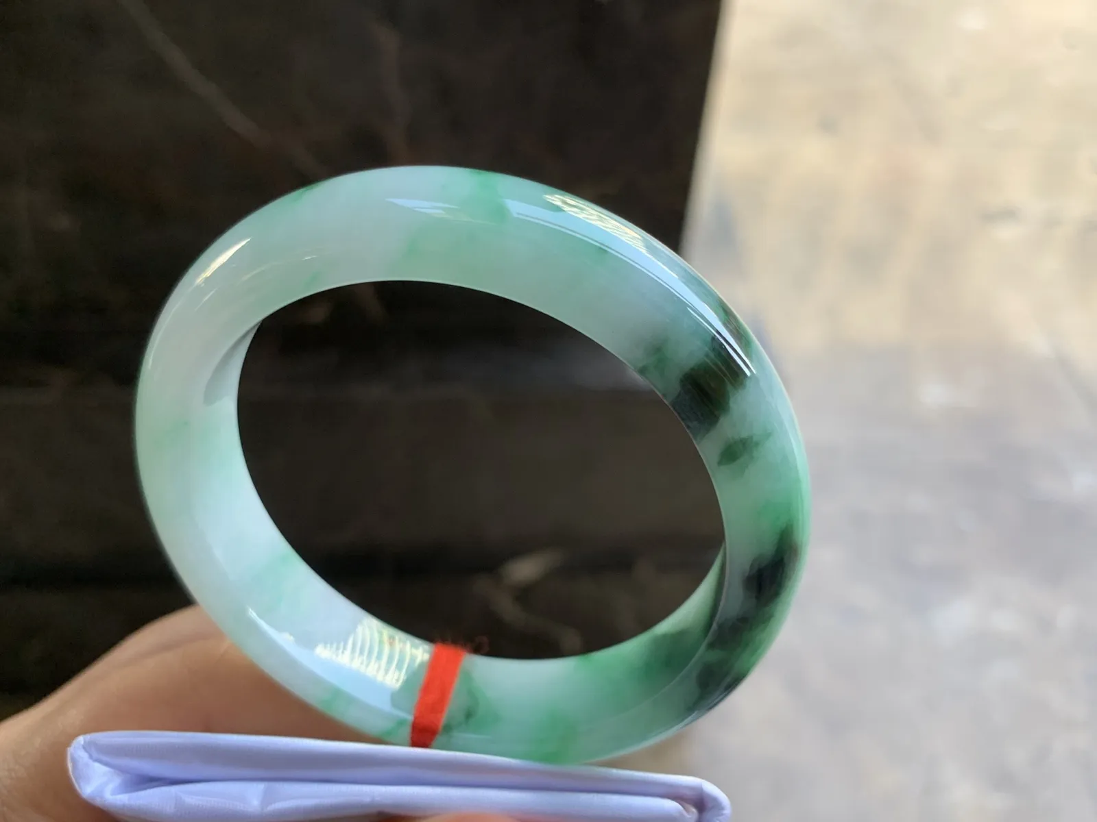 56.5-13.6-8.4mm
带色手镯 底子细腻 颜色漂亮 性价比推荐