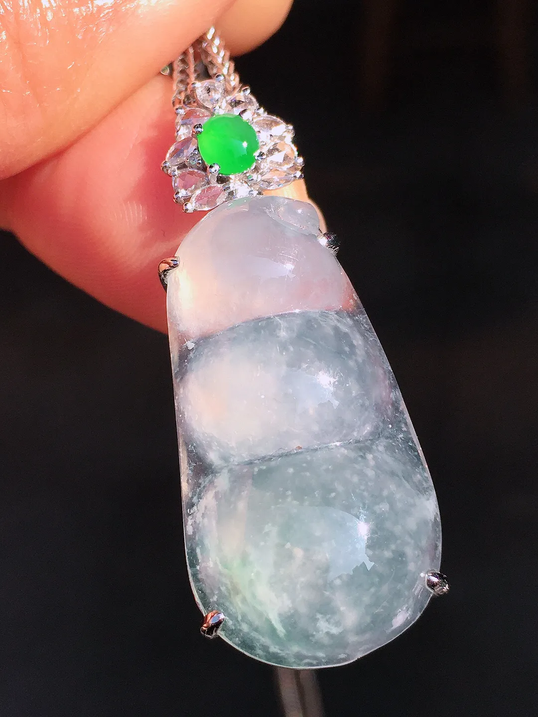 冰种福豆吊坠，玉质细腻，荧光感超
强，饱满圆润，尽显优雅气质，18k
金豪华镶嵌