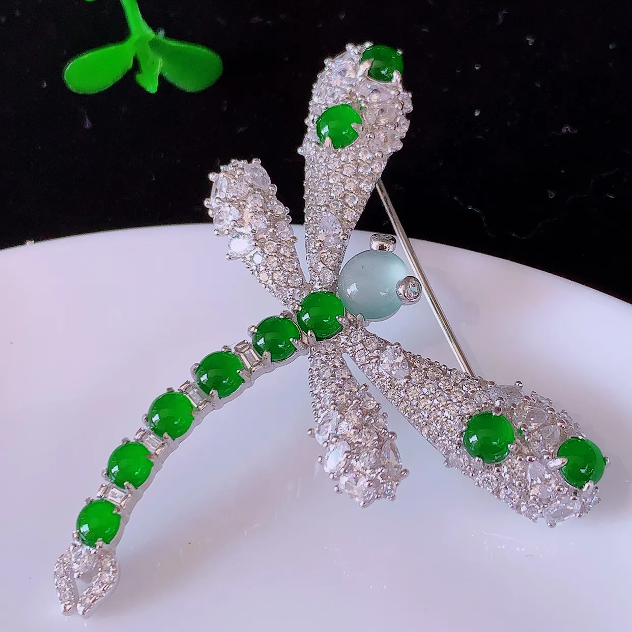 冰透满绿翡翠925银镶嵌蜻蜓胸针，自然光实拍，翠色灵动，颜色漂亮，种老水足，品相佳，佩戴佳品！#97.2整体38.5*45.5*7.8取一裸石5.2*5.2