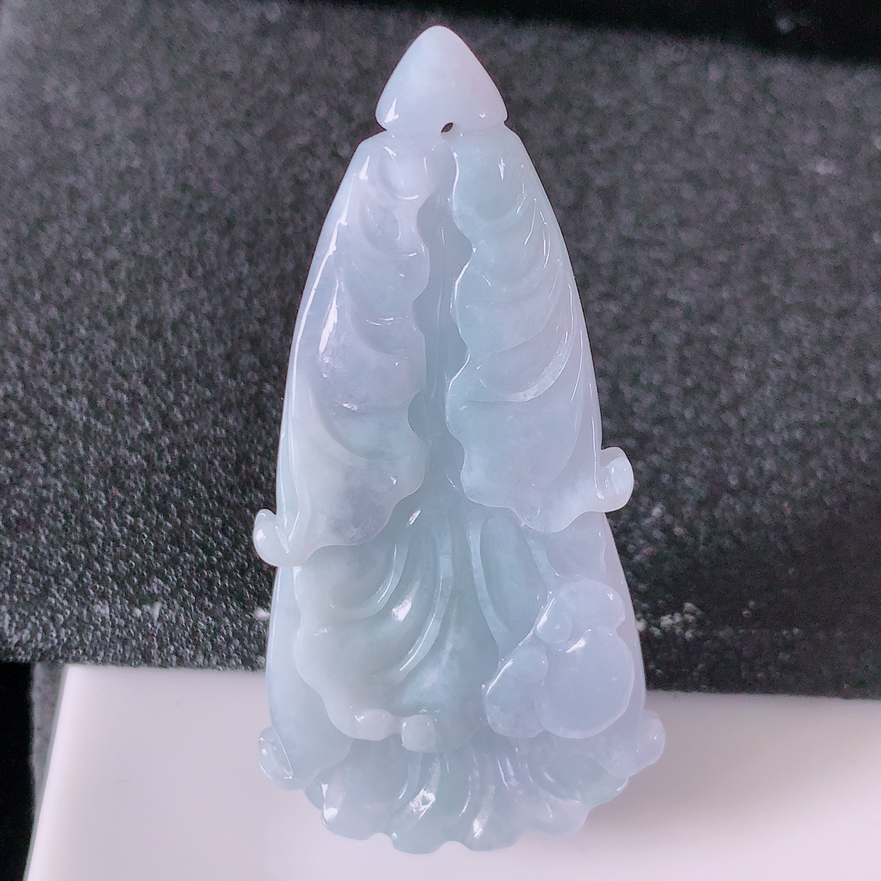 自然光实拍，精雕紫罗兰翡翠白菜吊坠，百财聚来，财源滚滚，精工水润的白菜，十分厚实，性价比高！#41.4
