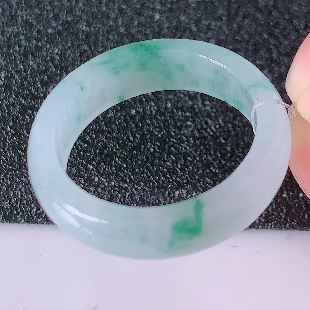 自然光实拍，18.8mm内径冰种飘花翡翠指环，玉戒指，玉质莹润，好精美好冰润的指环，19圈口，上手纤巧！#49.4尺寸18.8-5.6-3