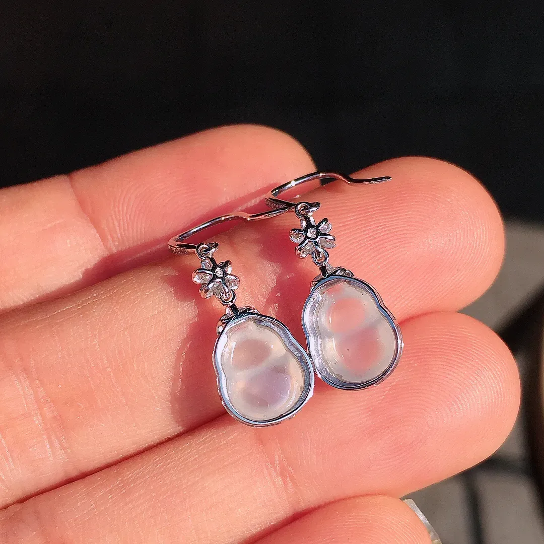 冰种葫芦耳坠，玉质细腻，荧光感超
强，饱满圆润，尽显优雅气质，18k
金豪华镶嵌