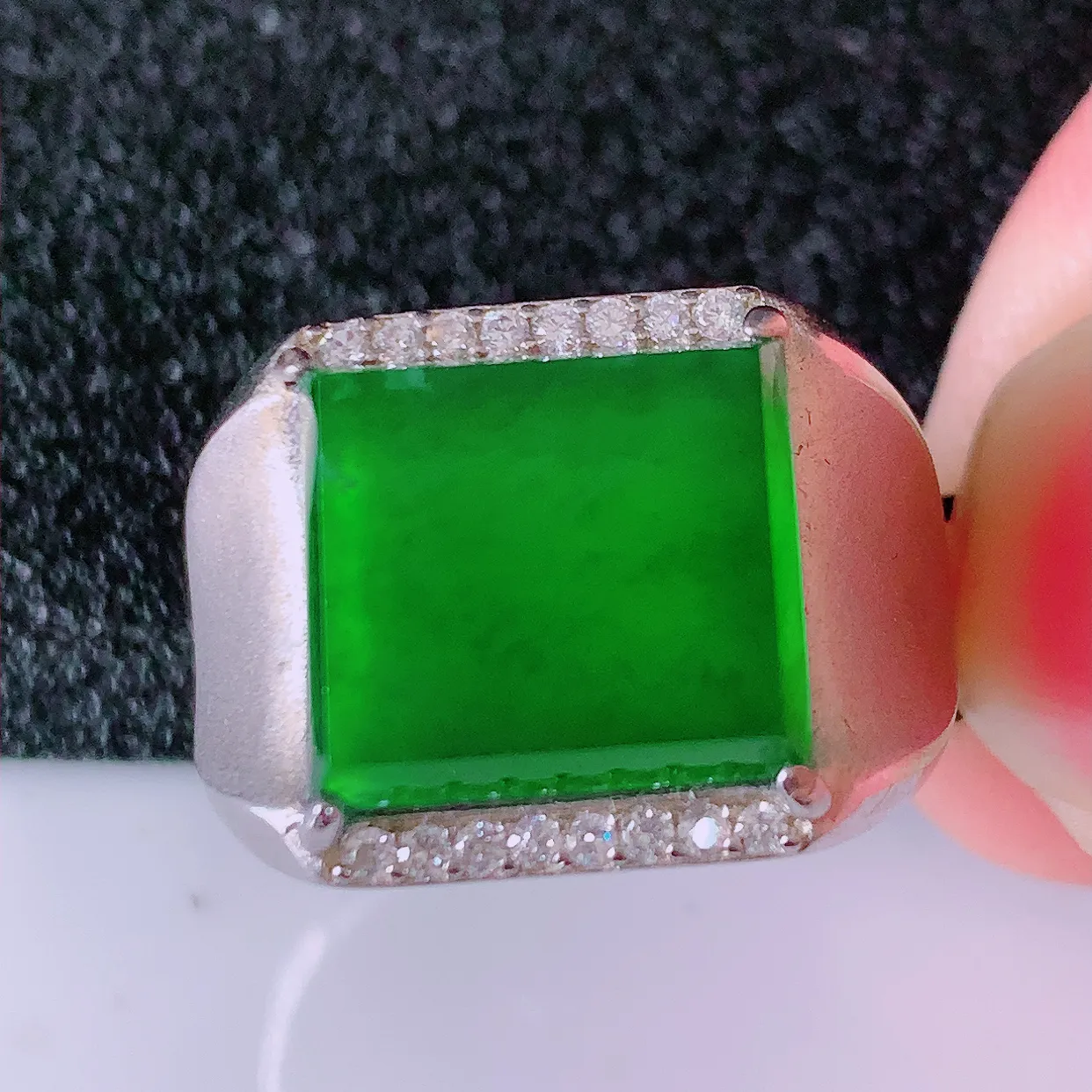 冰透满绿翡翠马鞍925银镶嵌戒指，自然光实拍，翠色灵动，颜色漂亮，种老水足，品相佳，佩戴佳品！#97