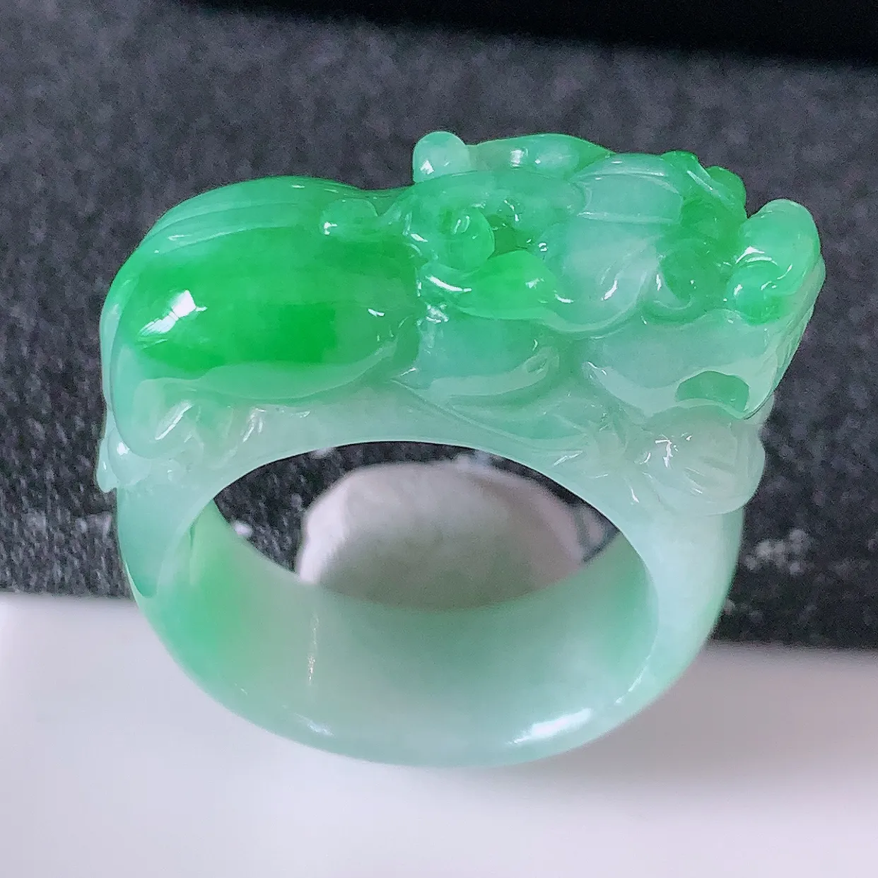 自然光实拍，飘绿翡翠貔貅扳指，19.2mm内径翡翠扳指，冰润指环，玉扳指，戒指，财源滚滚，玉质细腻，