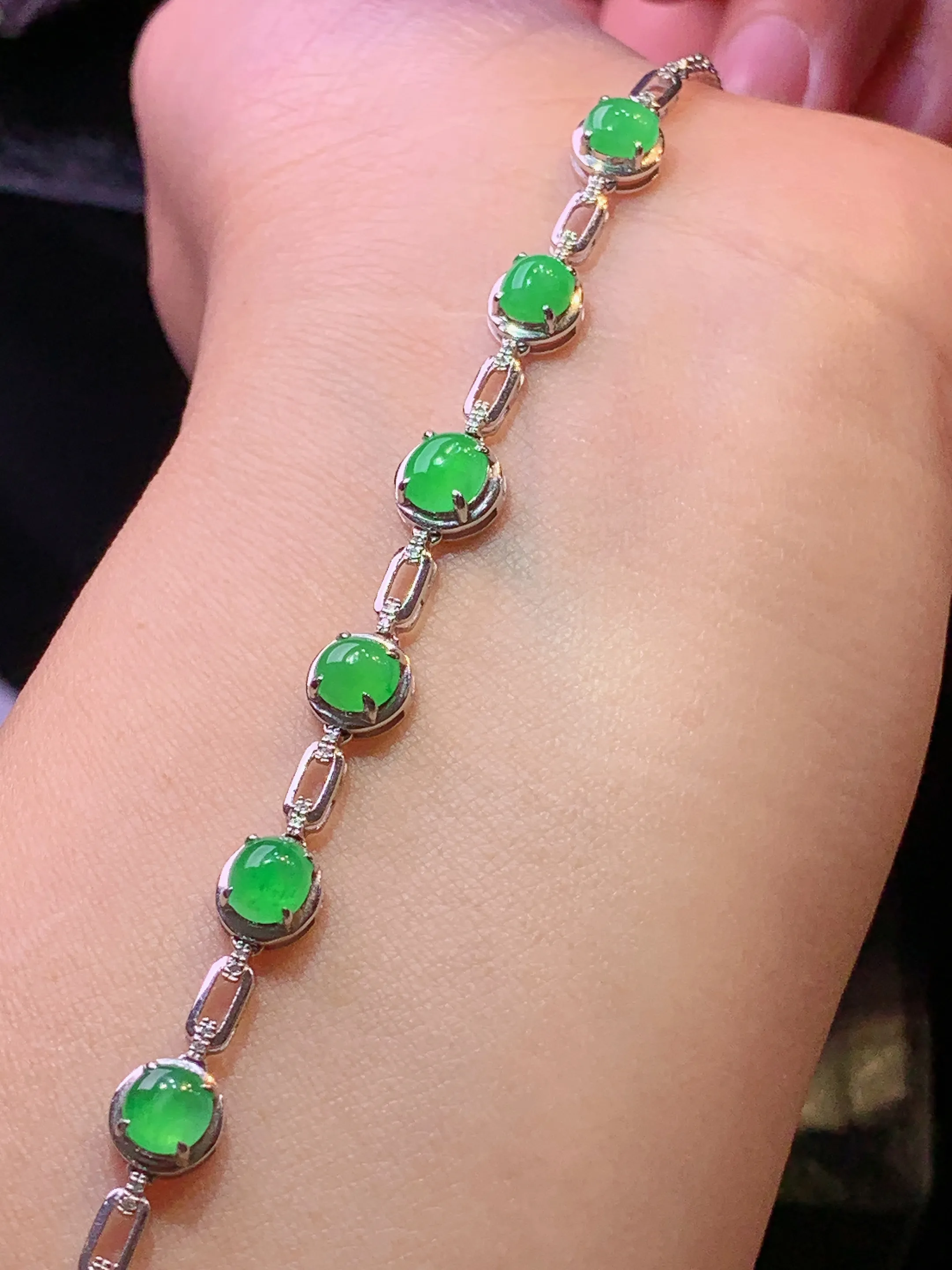 18k金镶嵌翠绿蛋面手链 玉质细腻 色泽清新艳丽 整体尺寸90*7*4.3