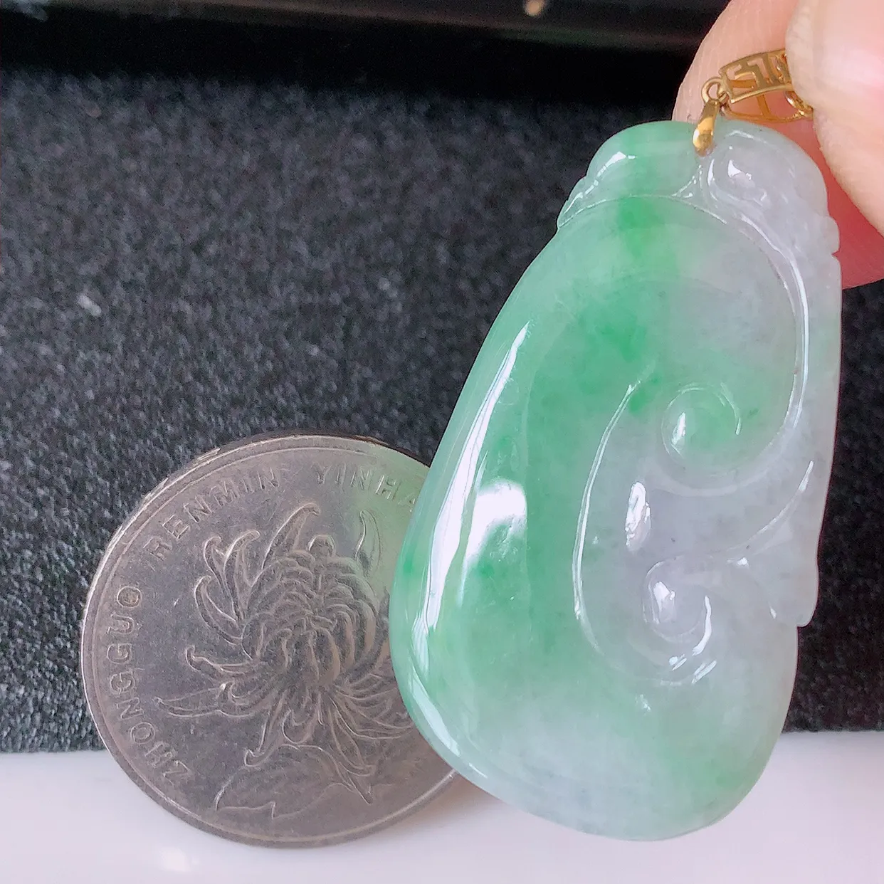 18K金镶嵌冰润飘绿翡翠万事如意吊坠，玉质细腻，时‮大尚‬方，款式经典，佩戴优雅高贵上档次！#41.4