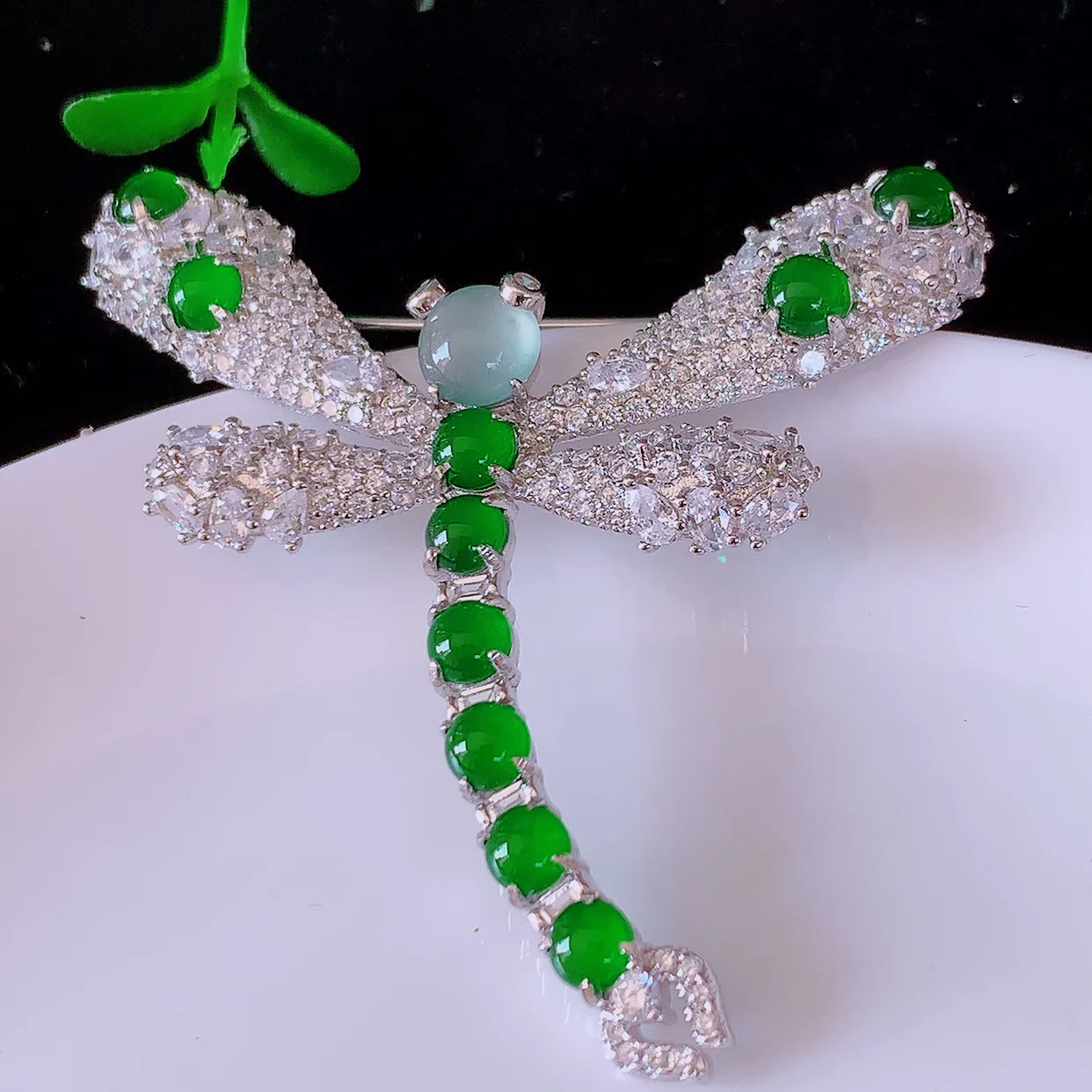 冰透满绿翡翠925银镶嵌蜻蜓胸针，自然光实拍，翠色灵动，颜色漂亮，种老水足，品相佳，佩戴佳品！#97