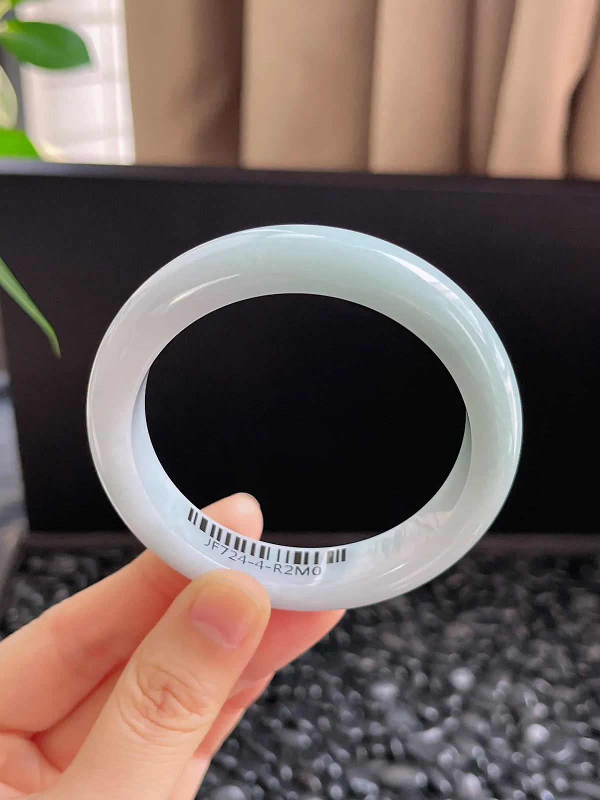 正圈54圈口，翡翠糯化种淡绿色手镯