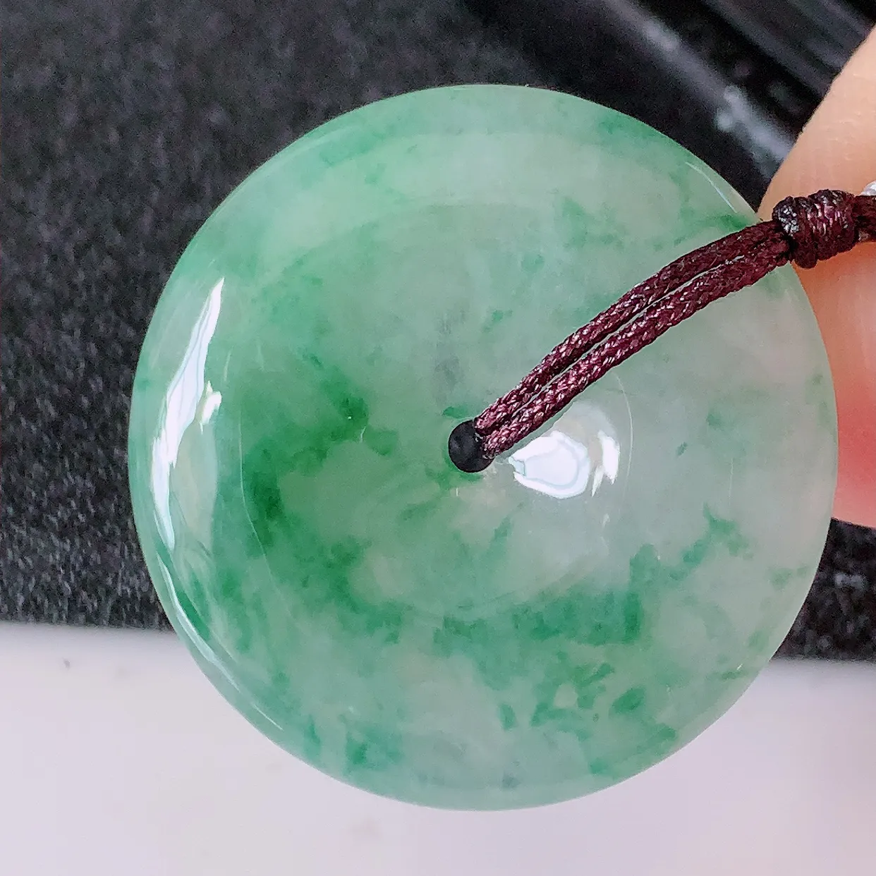 自然光实拍，冰种飘花翡翠平安扣吊坠，玉扣，平安是福； 很美的料子，平安扣佩戴优雅迷人！#57.4