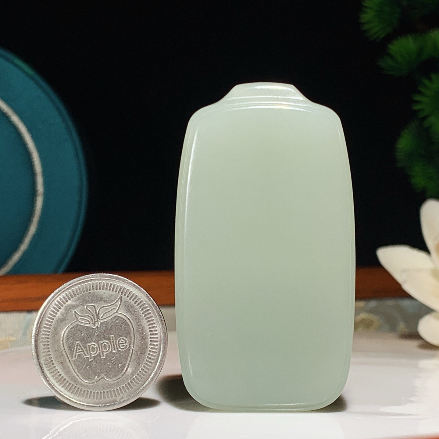 新疆和田玉且末蓝平安无事牌挂件。尺寸60/33/12重56克。玉质细腻油润。手推出油。佩戴高端典雅。lt250105