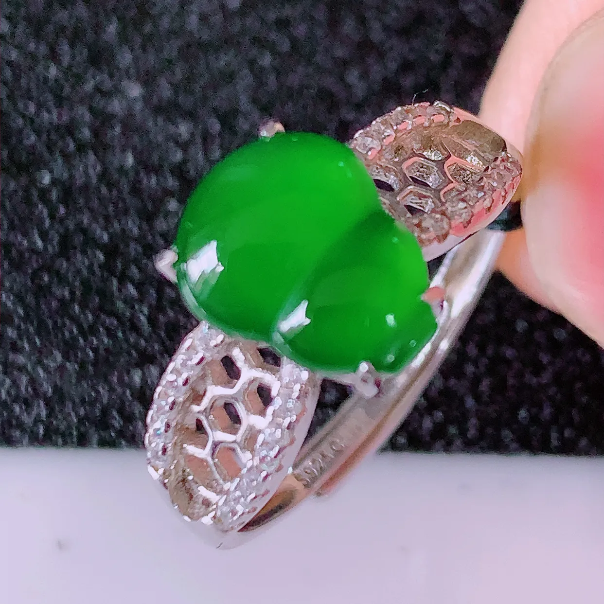 冰透满绿翡翠925银镶嵌葫芦戒指，自然光实拍，翠色灵动，颜色漂亮，种老水足，品相佳，佩戴佳品！#97.4（圈口可调大小）整体22.5*17.5*5裸石10*7.5