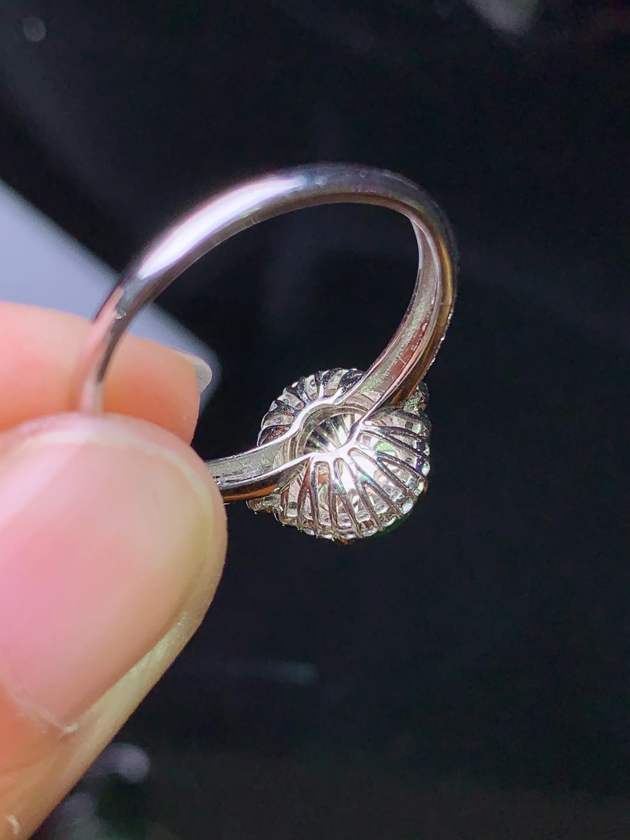 18k金钻镶嵌翠绿蛋面戒指 玉质细腻 色泽清新艳丽 圈口14 整体尺寸10.2*10.8*6.8