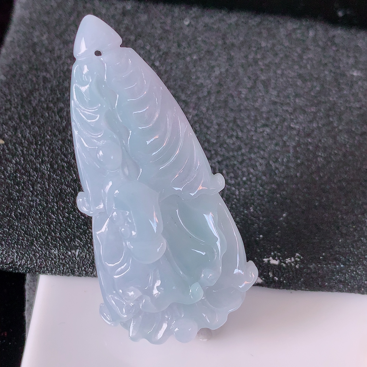 自然光实拍，精雕紫罗兰翡翠白菜吊坠，百财聚来，财源滚滚，精工水润的白菜，十分厚实，性价比高！#41.4