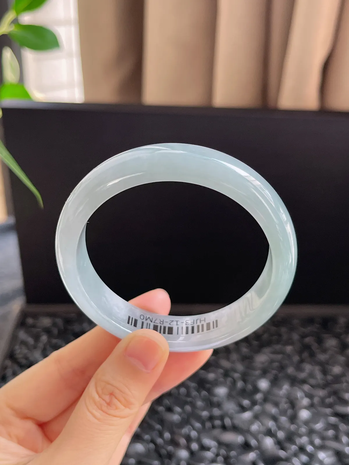 正圈56.6圈口，翡翠冰糯种淡绿色手镯