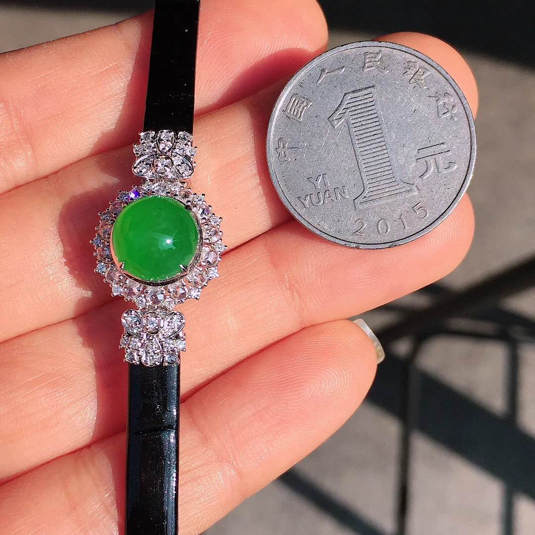 阳绿蛋面手表链，色泽均匀艳丽，玉质细腻，荧光感超
强，饱满圆润，尽显优雅气质，18k
金豪华镶嵌