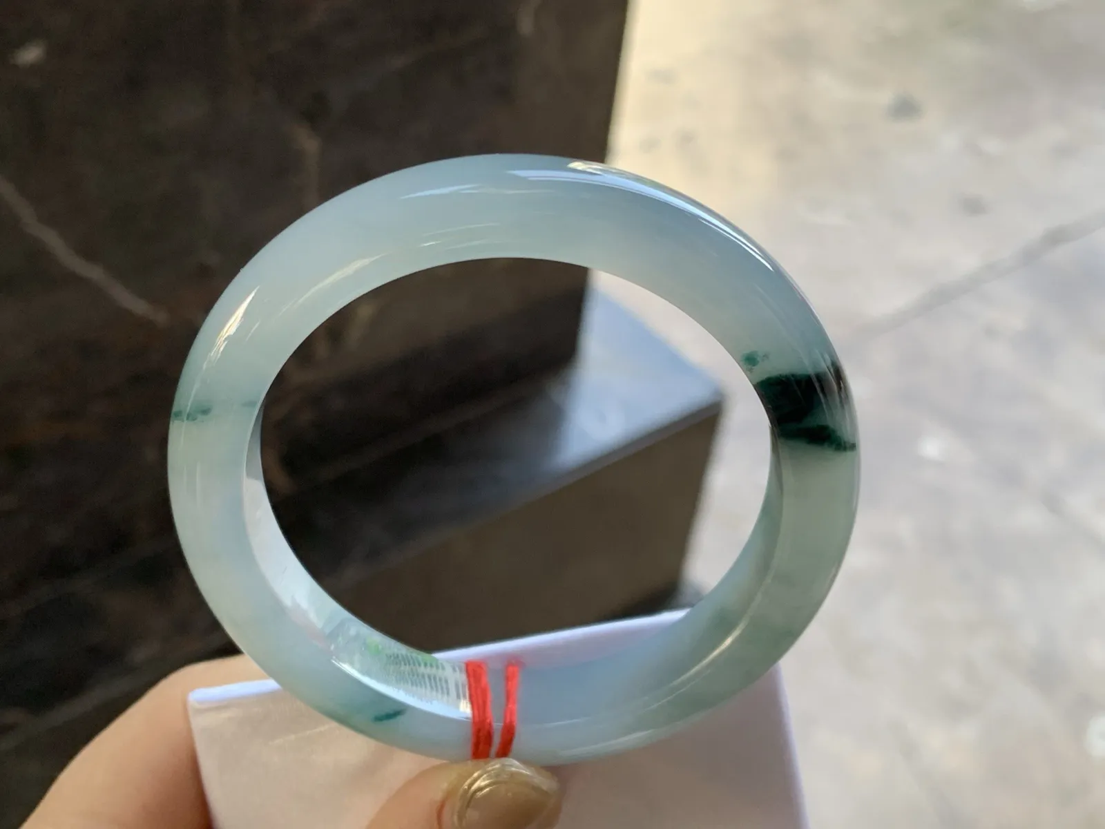 冰种飘花手镯
尺寸：58.4-12.6-9.3mm
种好 底子细腻干净