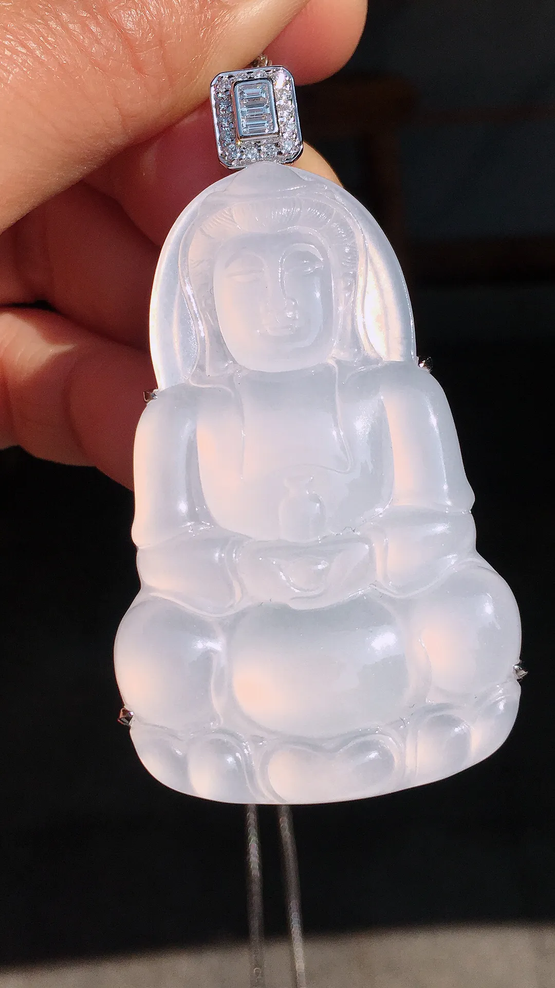 冰种观音吊坠，玉质细腻，荧光感超
强，饱满圆润，尽显优雅气质，18k
金豪华镶嵌