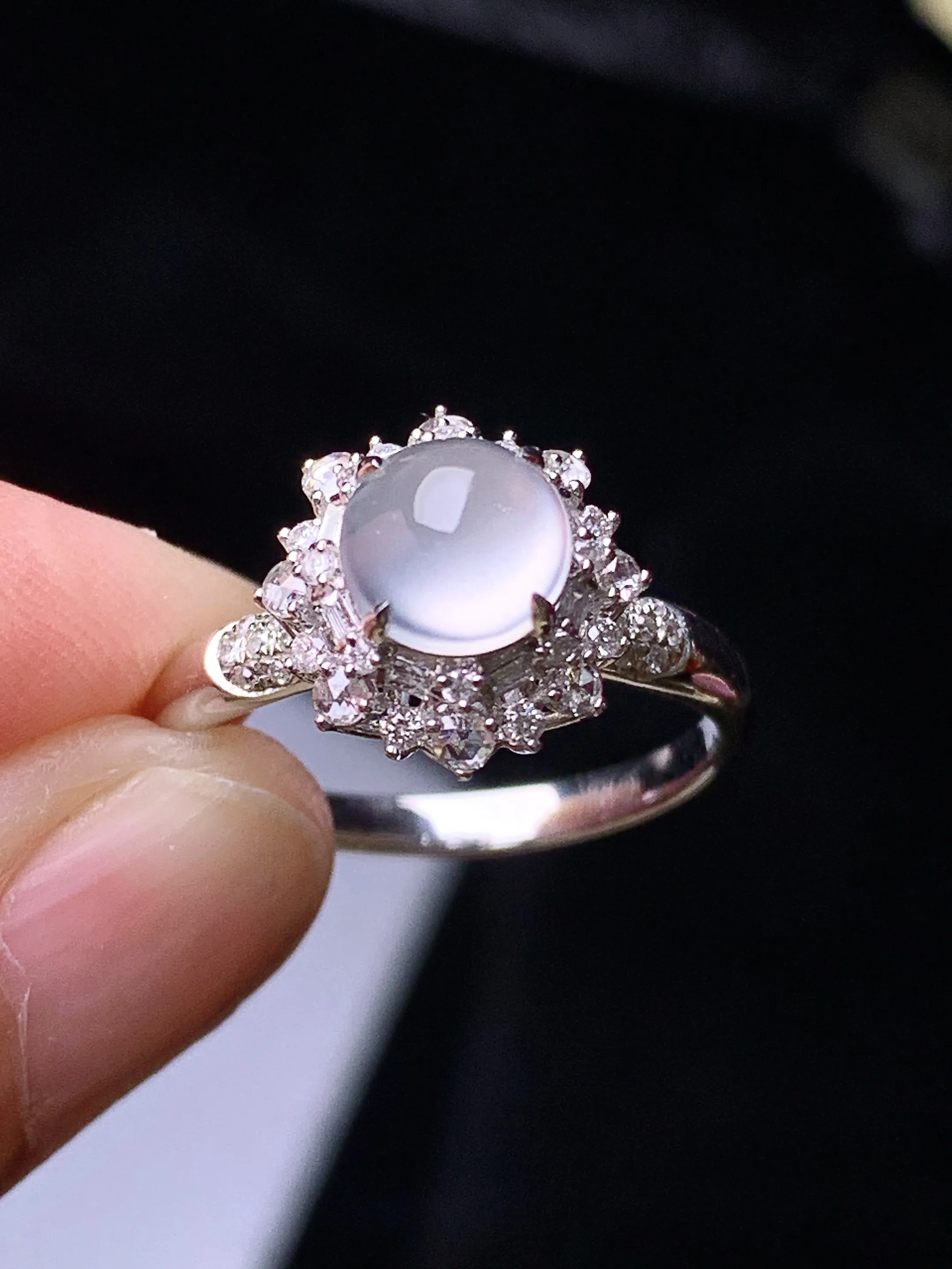 18k金钻镶嵌冰种蛋面戒指 玉质细腻 色泽艳丽清新 圈口14.5 整体尺寸11.5*10