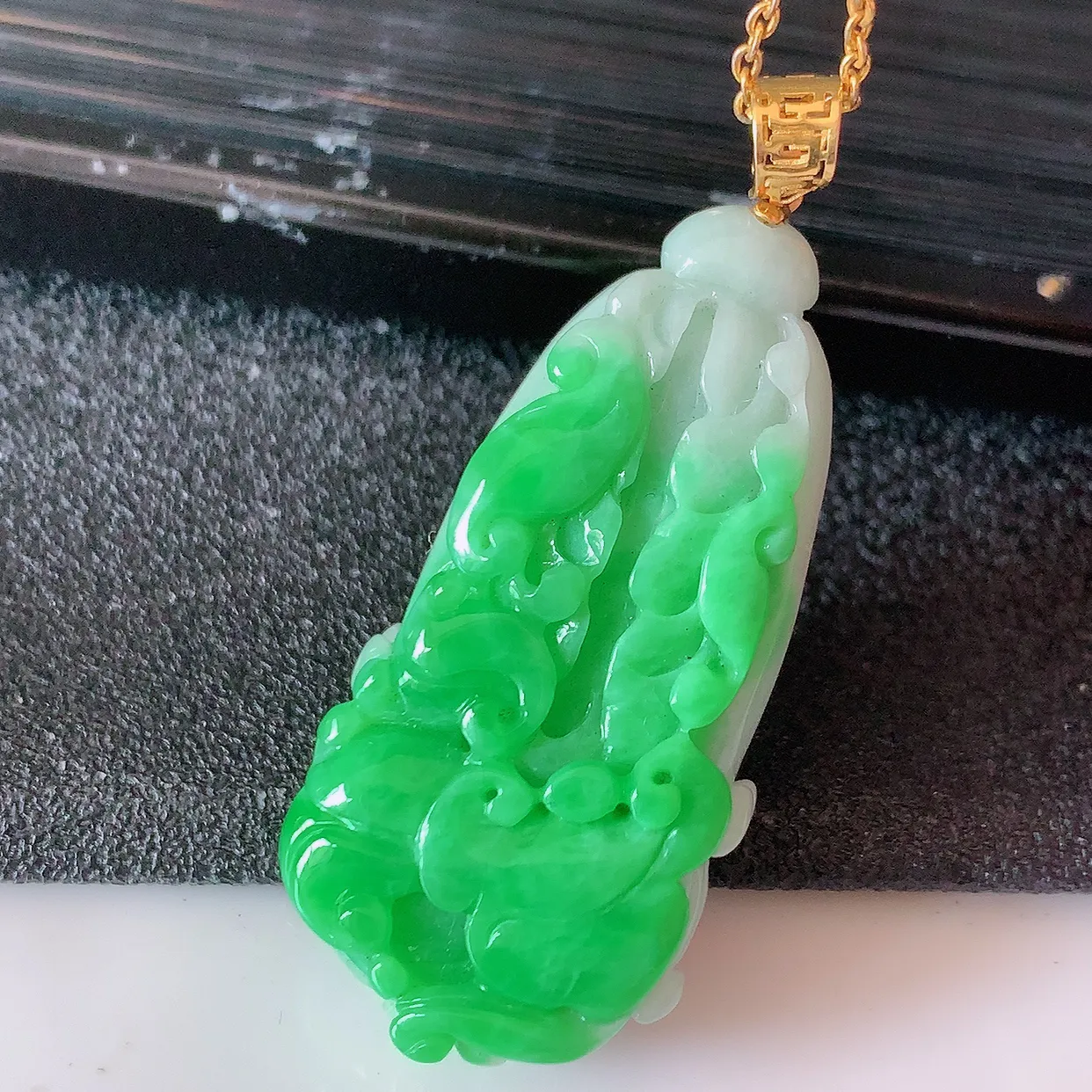 18K金镶嵌辣绿翡翠招百财白菜吊坠，百财聚来，财源滚滚，色泽鲜艳，精工水润的白菜，性价比高！#1.4