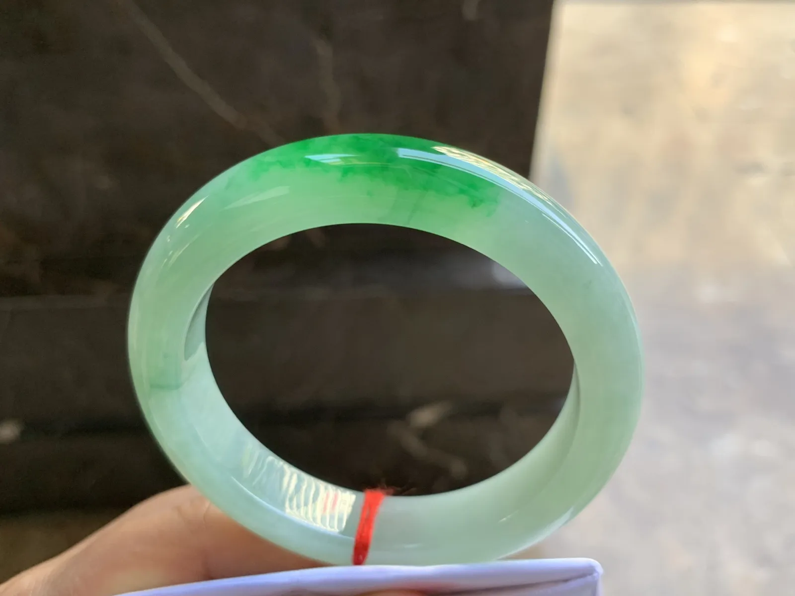 54.5-12.2-9.2mm
带色手镯 种好细腻 颜色漂亮