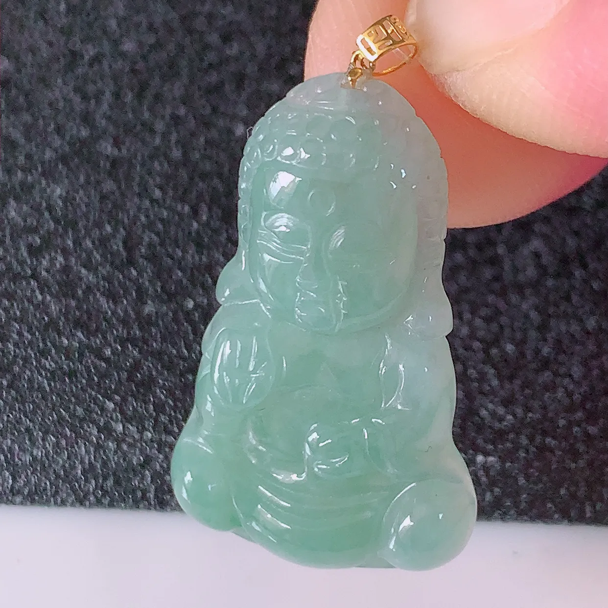 18K金镶嵌冰润淡绿翡翠保平安宝宝佛吊坠，一生平安，玉质莹润，佩戴佳品，#49.4