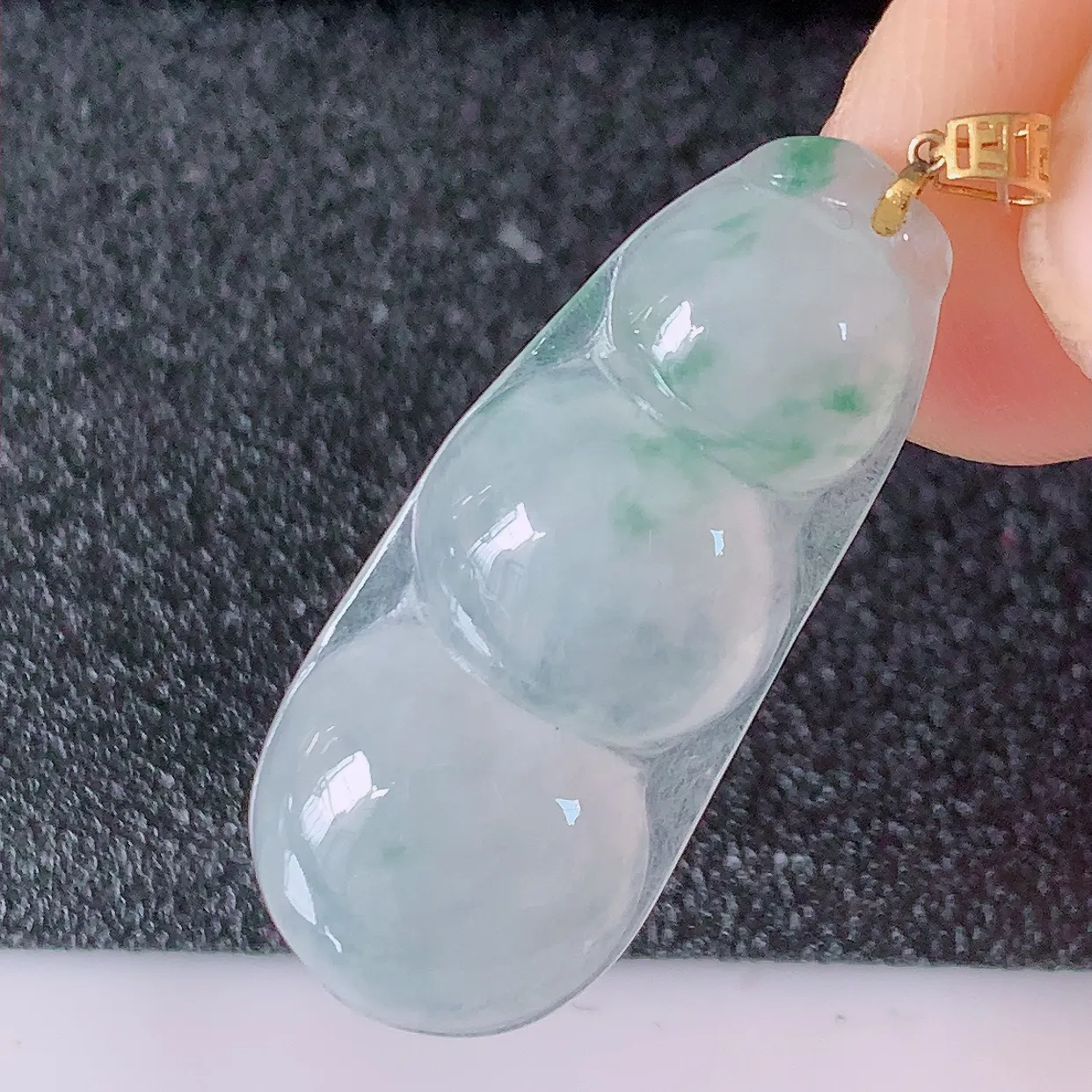 18K金镶嵌冰种飘花四季豆翡翠吊坠，寓意“四季平安，福气满满”胶感十足，饱满，佩戴效果优雅迷人！#49.4