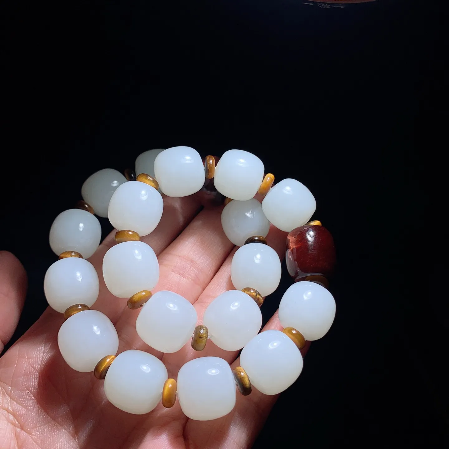 新疆和田玉羊脂白老型珠手持。十八子手持 单颗尺寸14重106.5克。玉质细腻油润。手推出油。佩戴高端典雅。lt250105