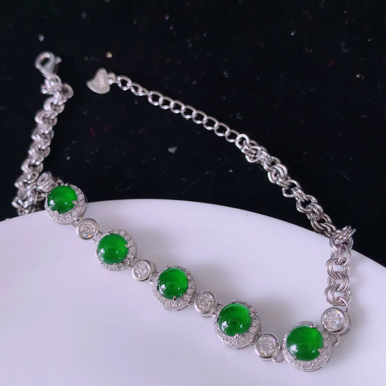 冰透满绿翡翠925银镶嵌手链，自然光实拍，翠色灵动，颜色漂亮，种老水足，品相佳，佩戴佳品！#97.4取一整体7.2*7.2*5.8裸石5*5