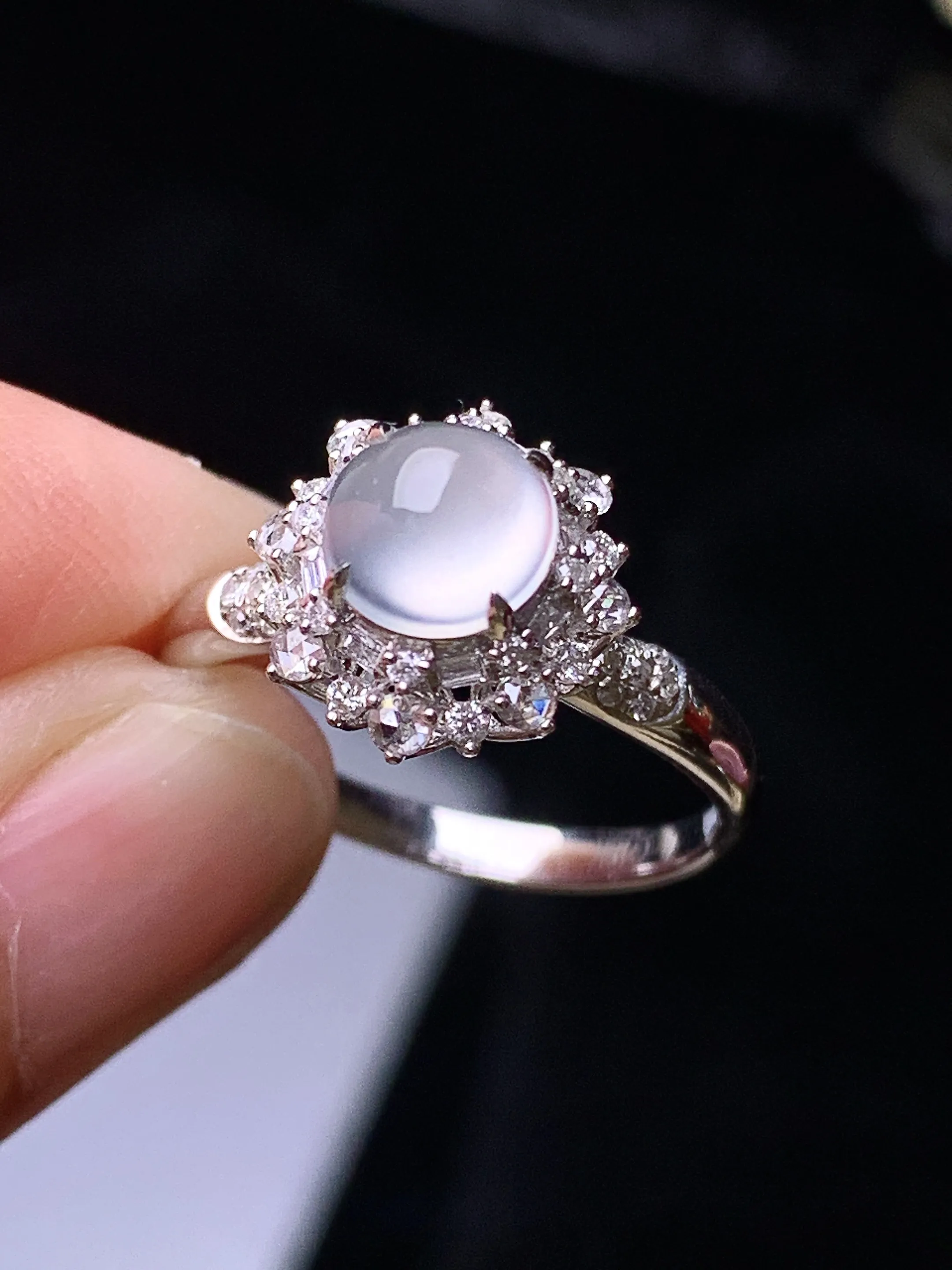 18k金钻镶嵌冰种蛋面戒指 玉质细腻 色泽艳丽清新 圈口14.5 整体尺寸11.5*10