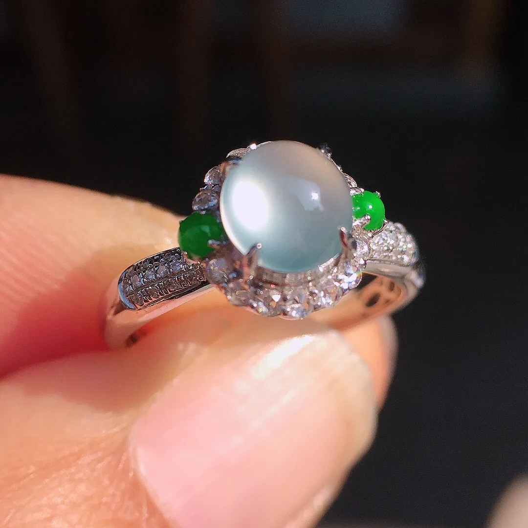 冰种蛋面戒指，玉质细腻，荧光感超
强，饱满圆润，尽显优雅气质，18k
金豪华镶嵌