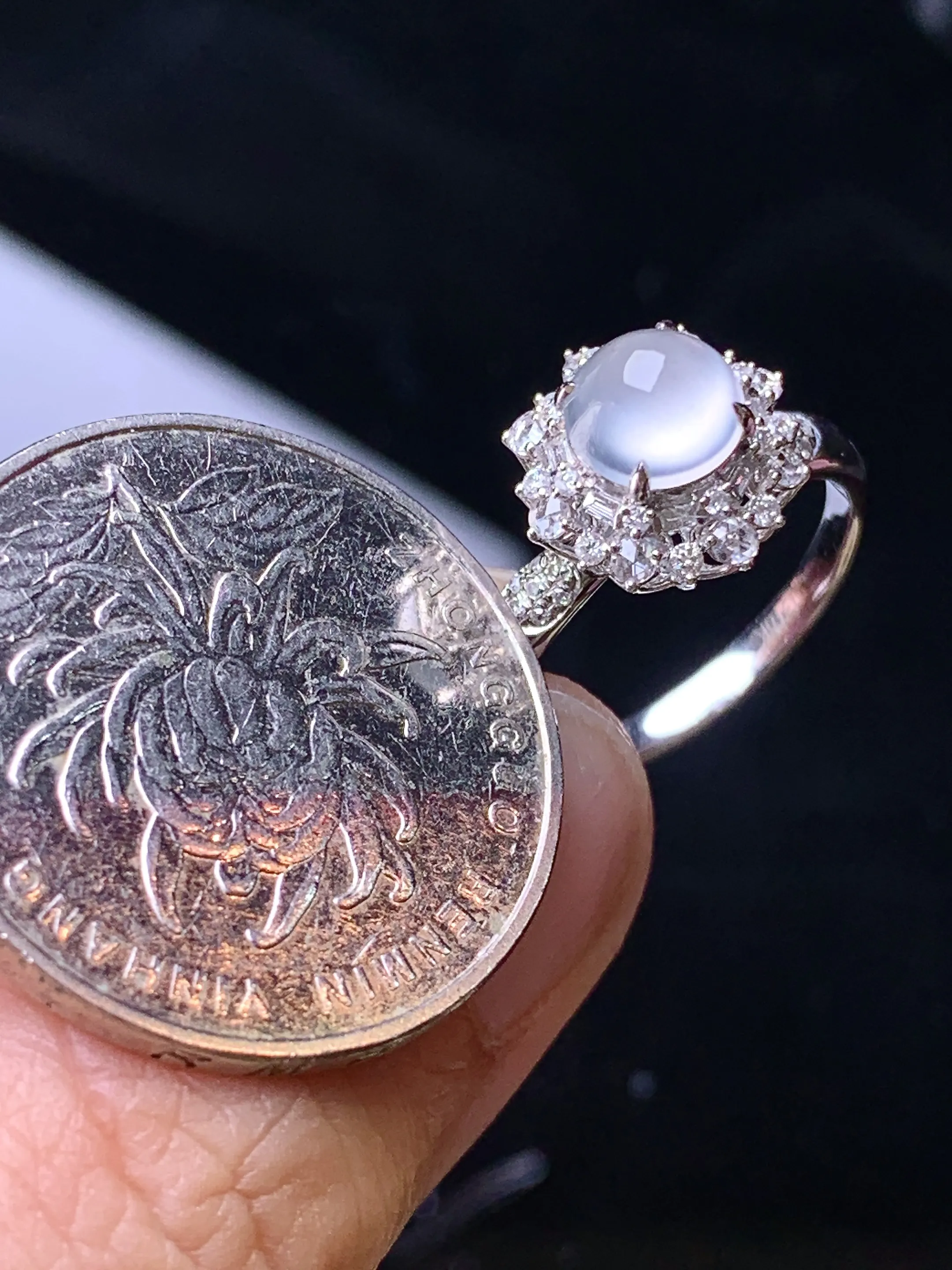 18k金钻镶嵌冰种蛋面戒指 玉质细腻 色泽艳丽清新 圈口14.5 整体尺寸11.5*10