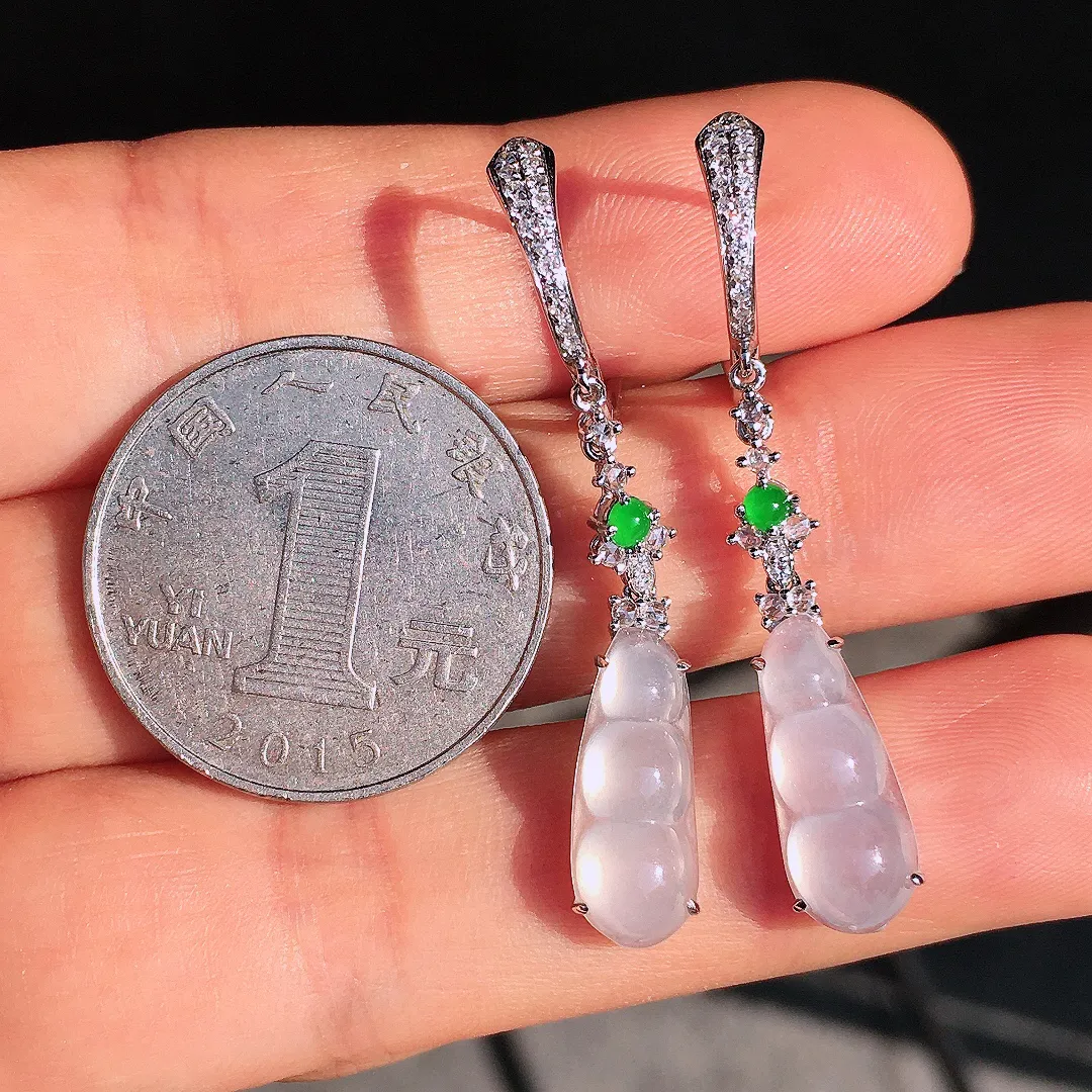 冰种福豆耳坠，玉质细腻，荧光感超
强，饱满圆润，尽显优雅气质，18k
金豪华镶嵌