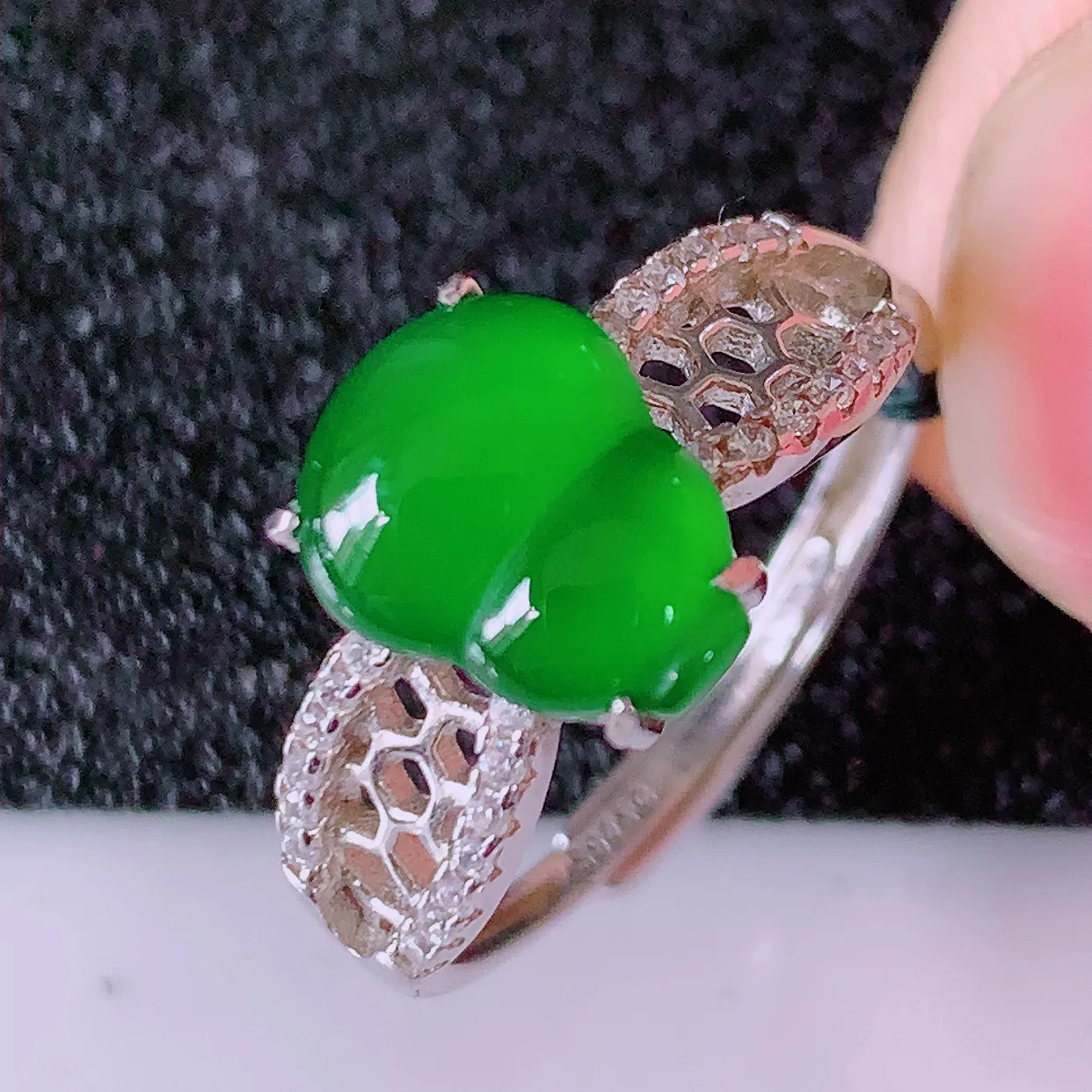 冰透满绿翡翠925银镶嵌葫芦戒指，自然光实拍，翠色灵动，颜色漂亮，种老水足，品相佳，佩戴佳品！#97.4（圈口可调大小）整体22.5*17.5*5裸石10*7.5