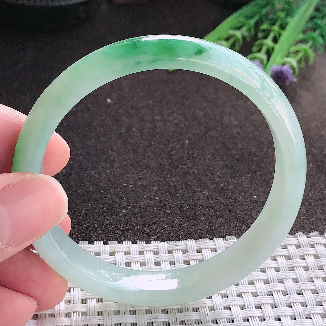 实拍A货翡翠57.5/11/6.8老坑冰润起胶飘绿手镯宽边玉镯手环