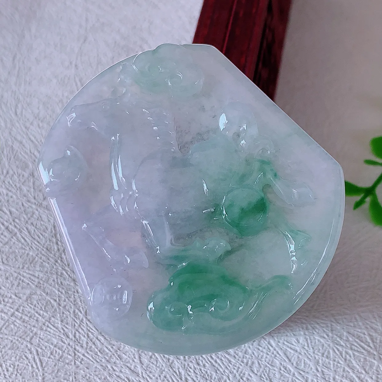 自然光实拍，冰润飘花生肖马上有钱翡翠吊坠，种老水足，雕工精湛 ，寓意美好，佩戴时尚出众！#46.2