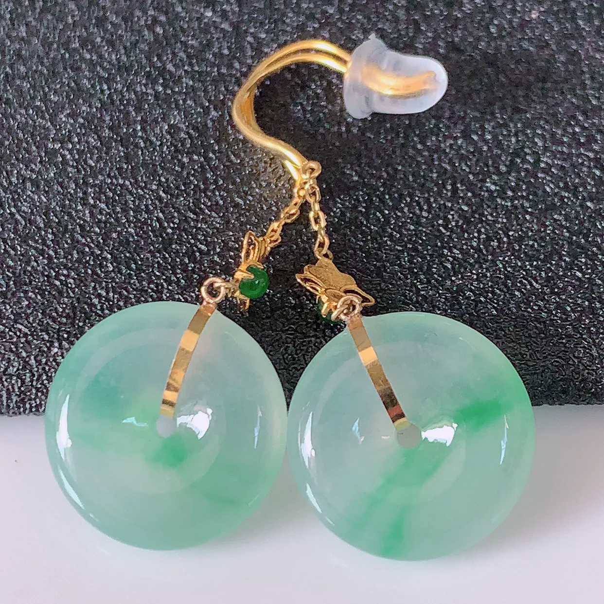 18k金镶嵌冰种飘绿翡翠平安扣耳坠，沁人心脾，耳坠佩戴效果大气出众，尽显气质。种水好，胶感足，颜相当漂亮，高性价比，值得入手品鉴！#41.4整体37裸石13.8*4