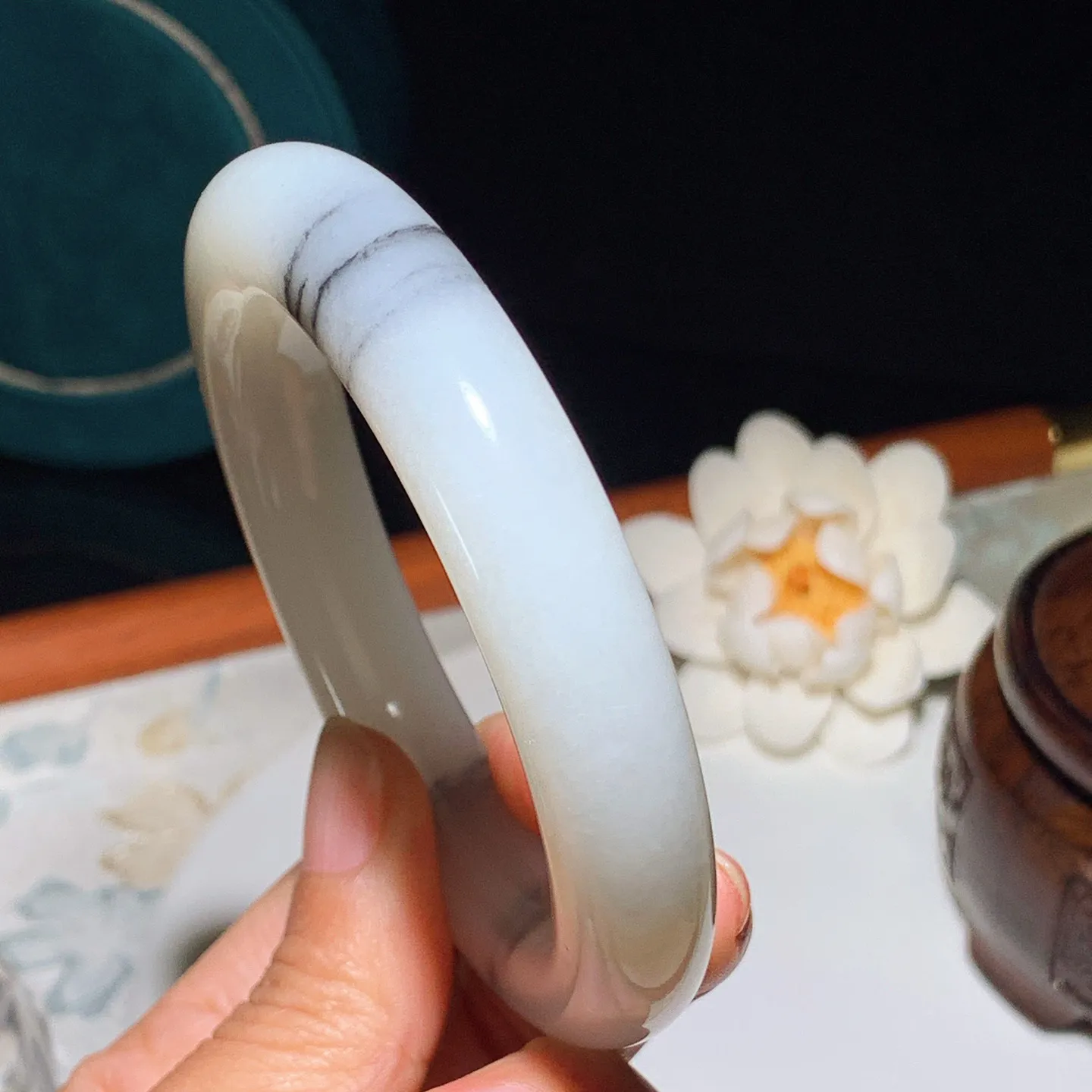 59圈口新疆和田玉羊脂白籽料青花手镯 59圈口条宽13厚12重82.8克。白度一级。玉质细腻油润。手推出油。佩戴高端典雅。lt250105