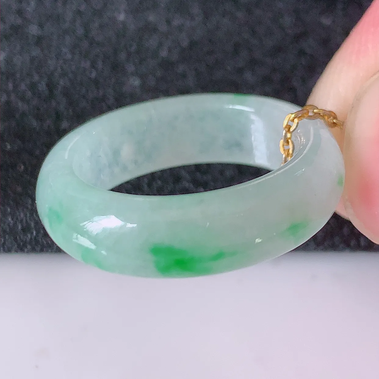 自然光实拍，冰飘阳绿翡翠指环，16.6mm内径翡翠指环，玉戒指，玉质莹润，好精美好冰润的指环，13圈口，上手纤巧！#1.4尺寸16.6*5.6*3.2