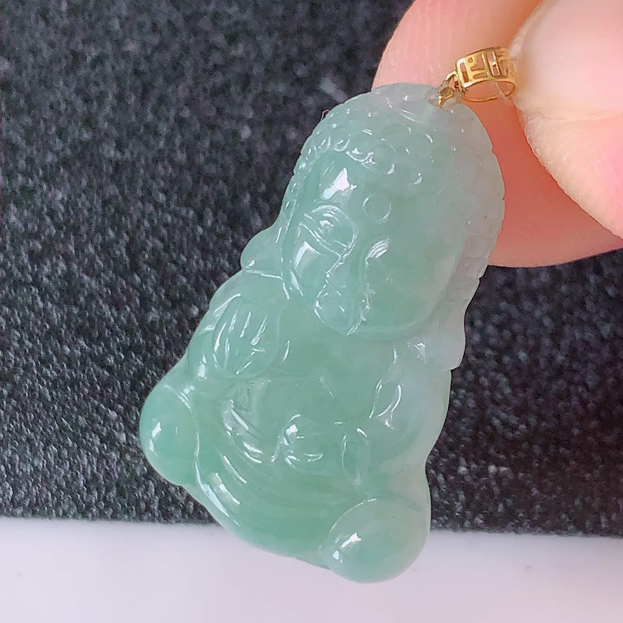 18K金镶嵌冰润淡绿翡翠保平安宝宝佛吊坠，一生平安，玉质莹润，佩戴佳品，#49.4