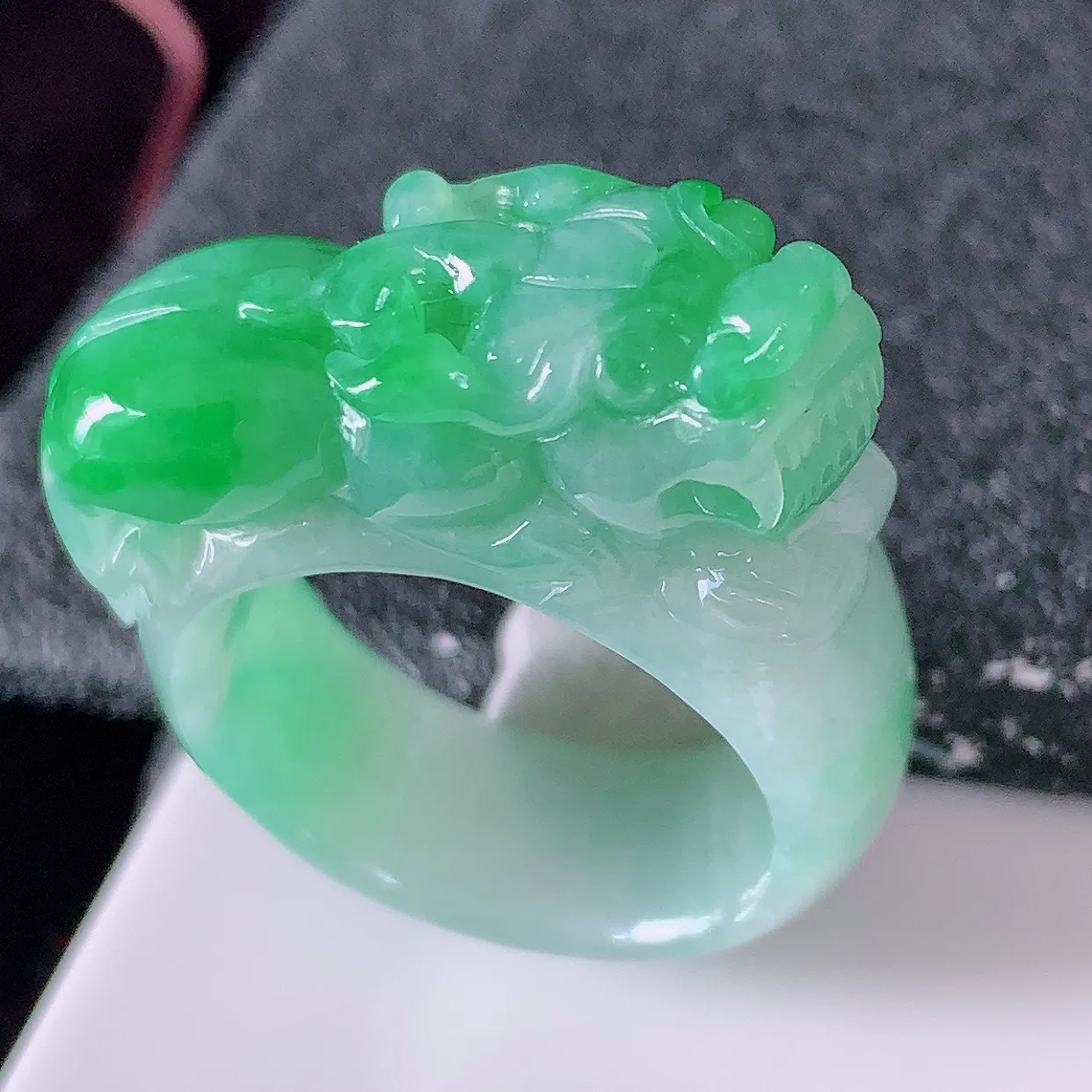 自然光实拍，飘绿翡翠貔貅扳指，19.2mm内径翡翠扳指，冰润指环，玉扳指，戒指，财源滚滚，玉质细腻，20圈口，种水好！#1.4尺寸31.5*19.2*10*7.8
