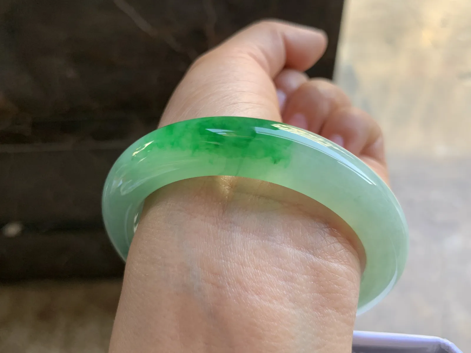 54.5-12.2-9.2mm
带色手镯 种好细腻 颜色漂亮