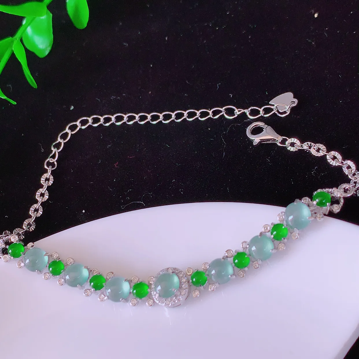 冰透满绿翡翠925银镶嵌手链，自然光实拍，翠色灵动，颜色漂亮，种老水足，品相佳，佩戴佳品！#97.2取一整体7*7*5.5裸石4.2*4.2