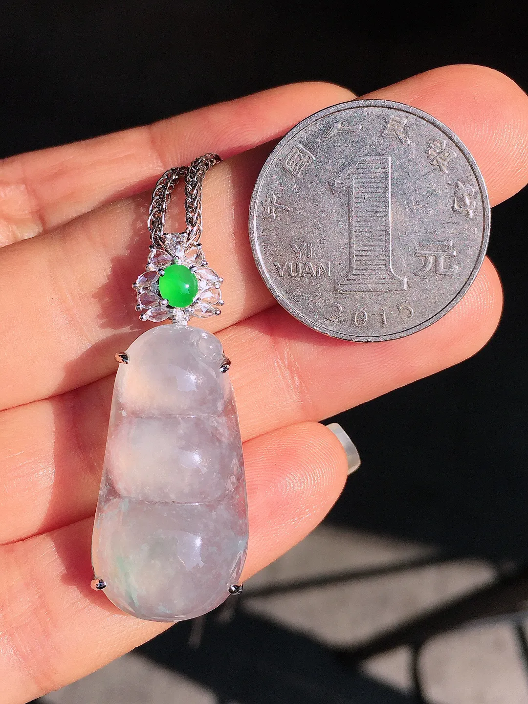 冰种福豆吊坠，玉质细腻，荧光感超
强，饱满圆润，尽显优雅气质，18k
金豪华镶嵌