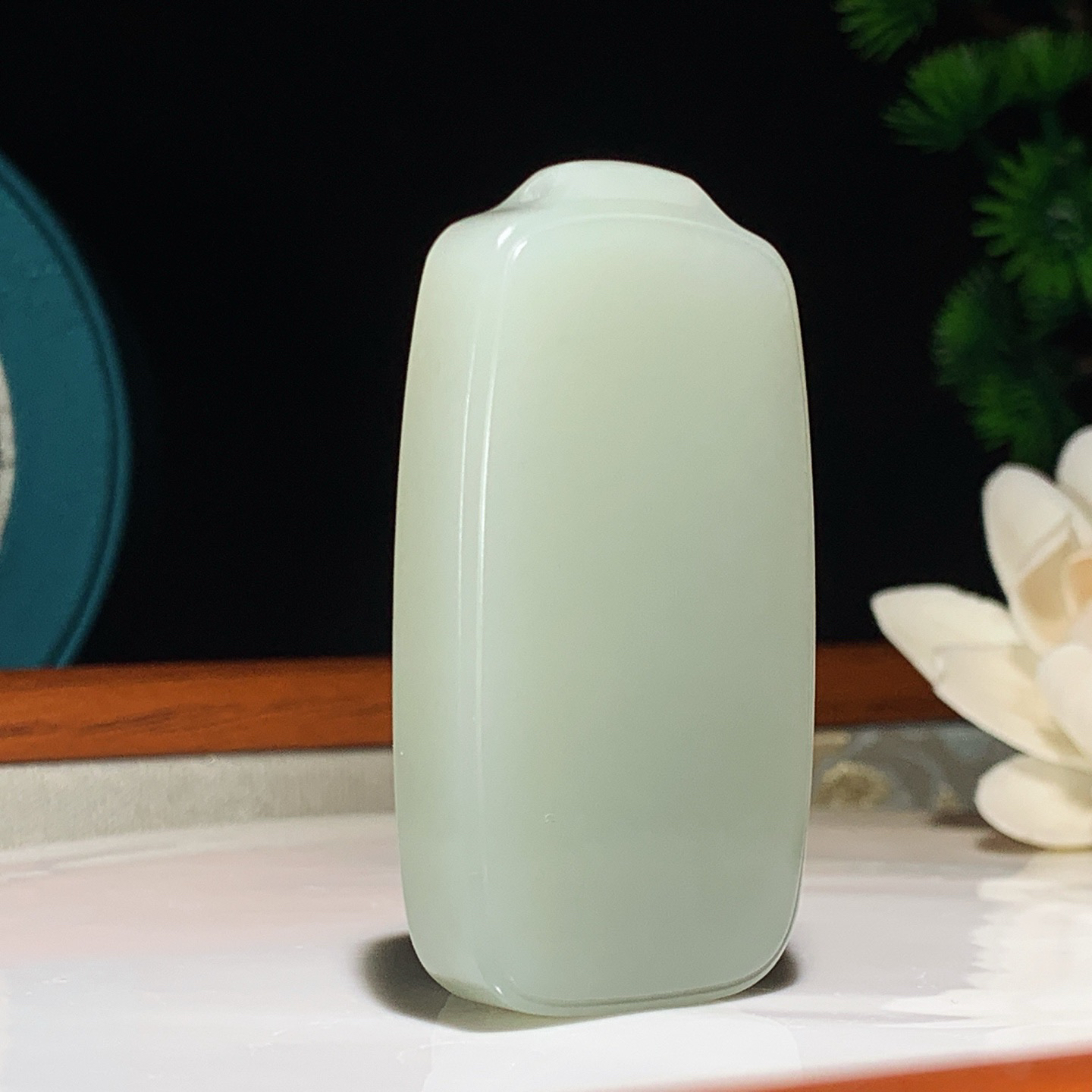 新疆和田玉且末蓝平安无事牌挂件。尺寸60/33/12重56克。玉质细腻油润。手推出油。佩戴高端典雅。