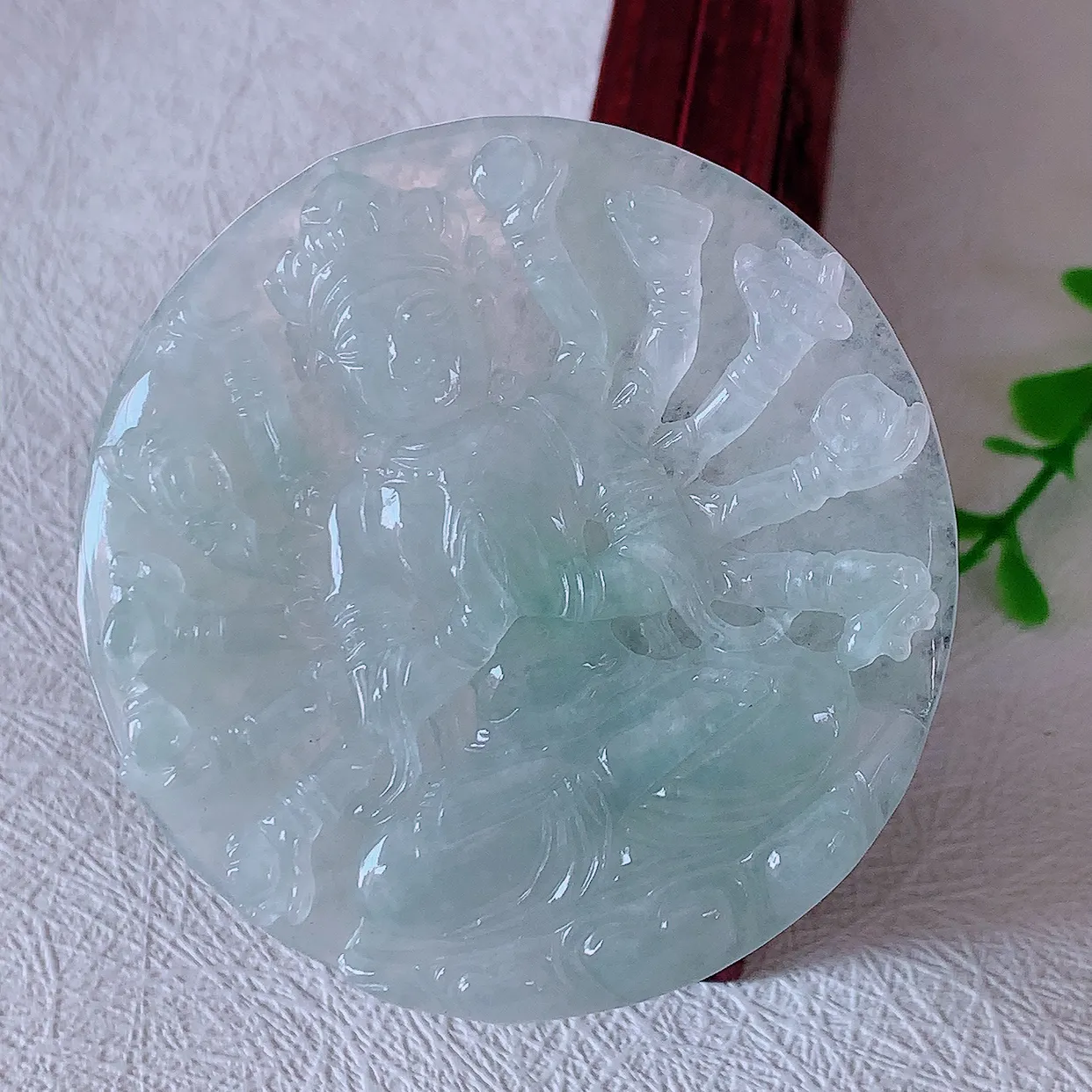 自然光实拍，冰飘花翡翠千手观音菩萨吊坠，赐福观音，玉润通透，慈祥端庄！#46.2