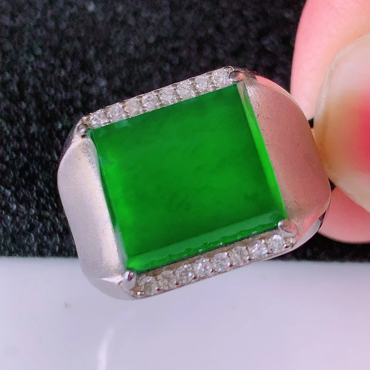 冰透满绿翡翠马鞍925银镶嵌戒指，自然光实拍，翠色灵动，颜色漂亮，种老水足，品相佳，佩戴佳品！#97.4（圈口可调大小）整体24.2*18*5裸石12-11