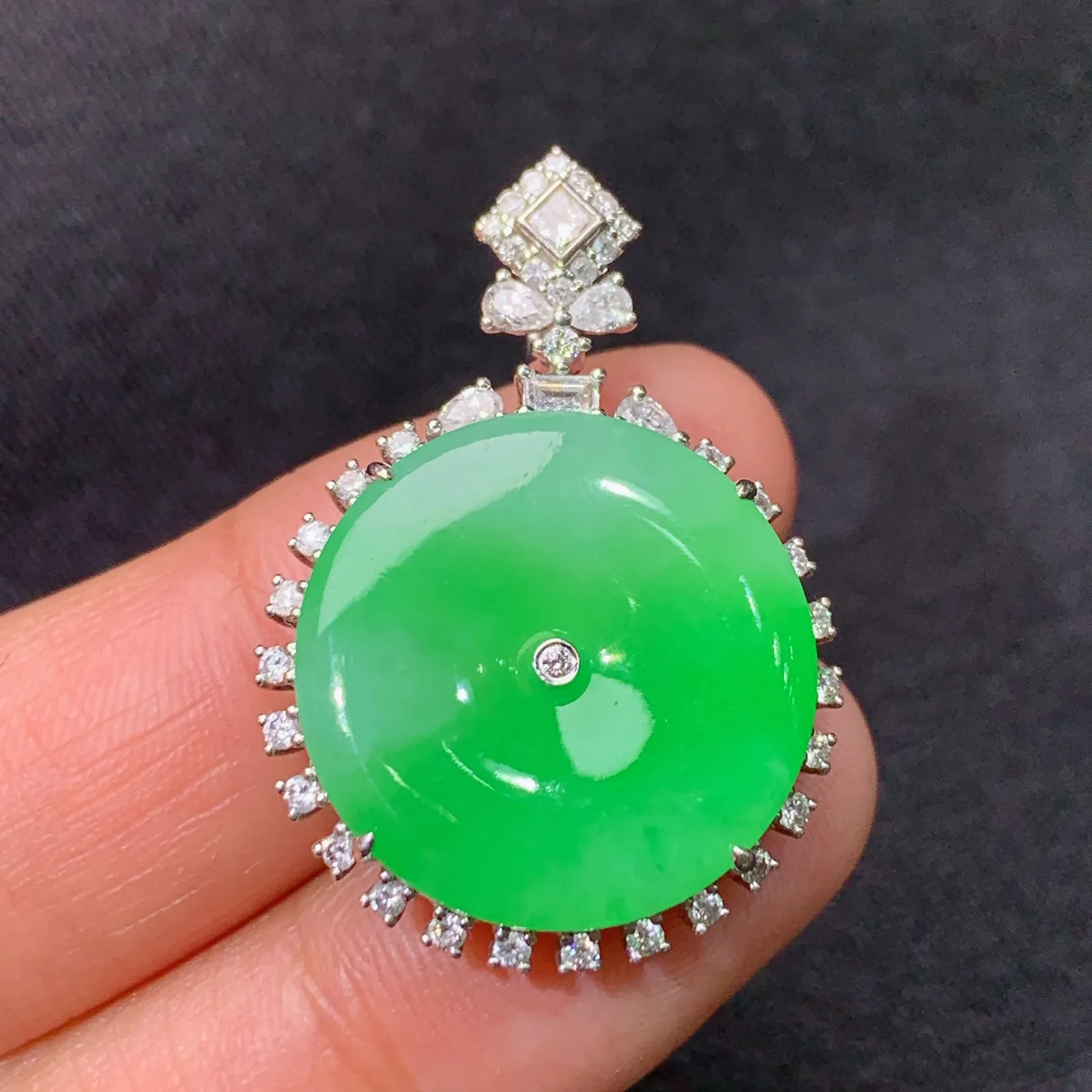 阳绿平安扣吊坠，18k金镶嵌，色泽鲜阳，冰润细腻，种水足，Yns 尺寸31.3*22*6.9