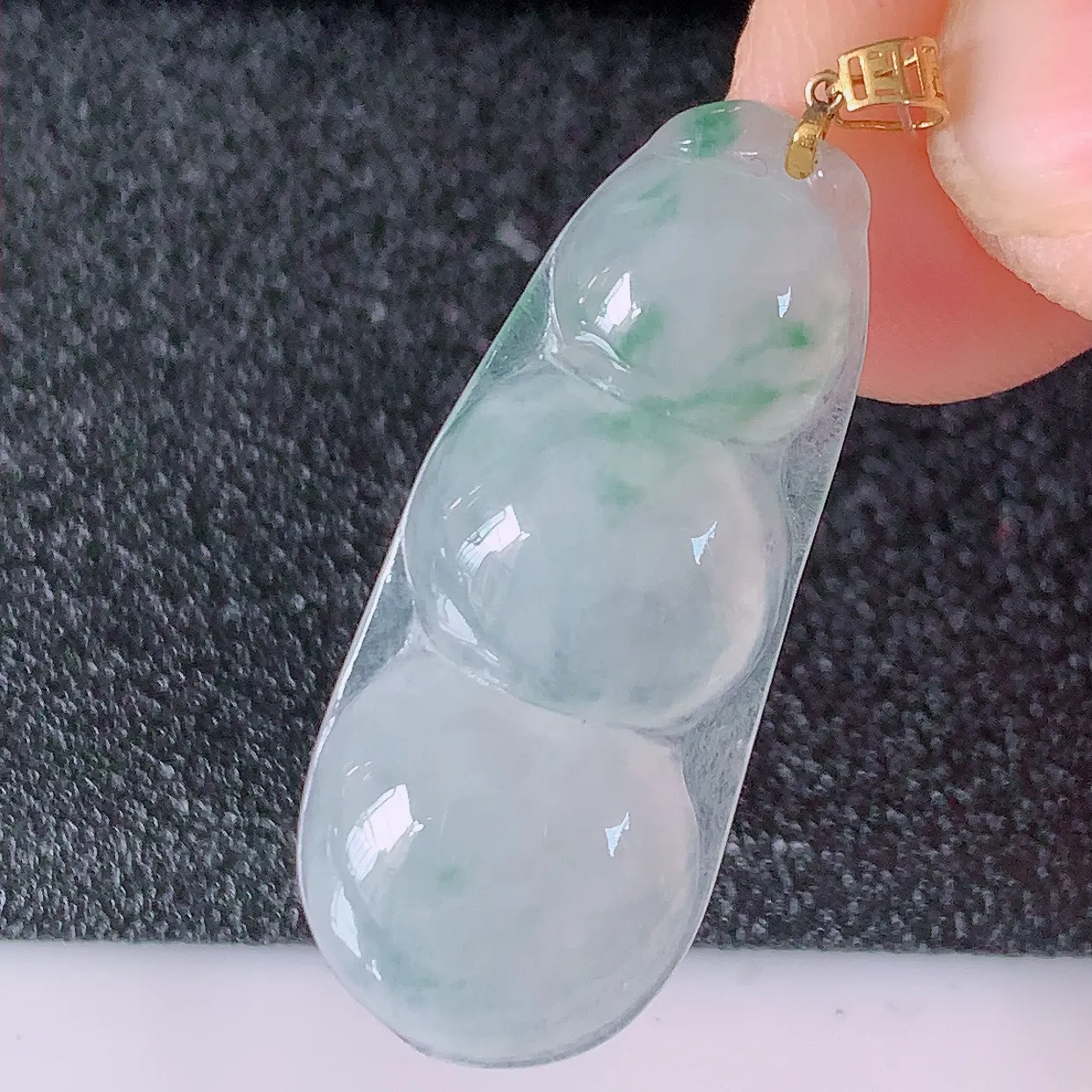 18K金镶嵌冰种飘花四季豆翡翠吊坠，寓意“四季平安，福气满满”胶感十足，饱满，佩戴效果优雅迷人！#49.4