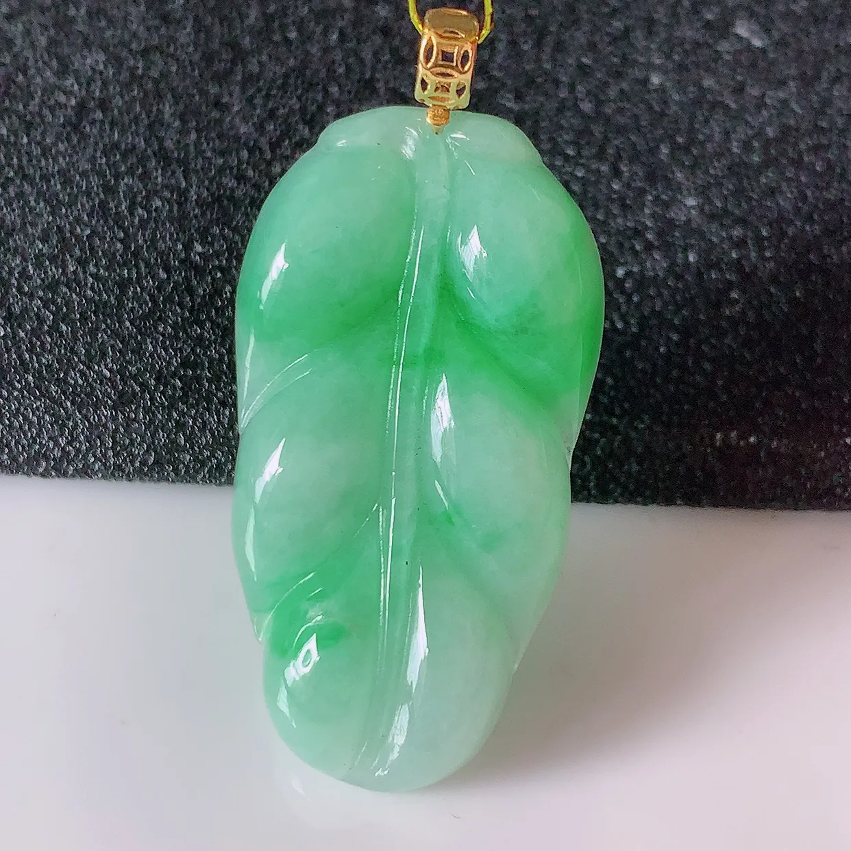 自然光实拍，18K金镶嵌冰润飘绿翡翠事业有成叶子吊坠，莹润且起胶，叶子清秀优雅，佩戴大业有成！#35.4